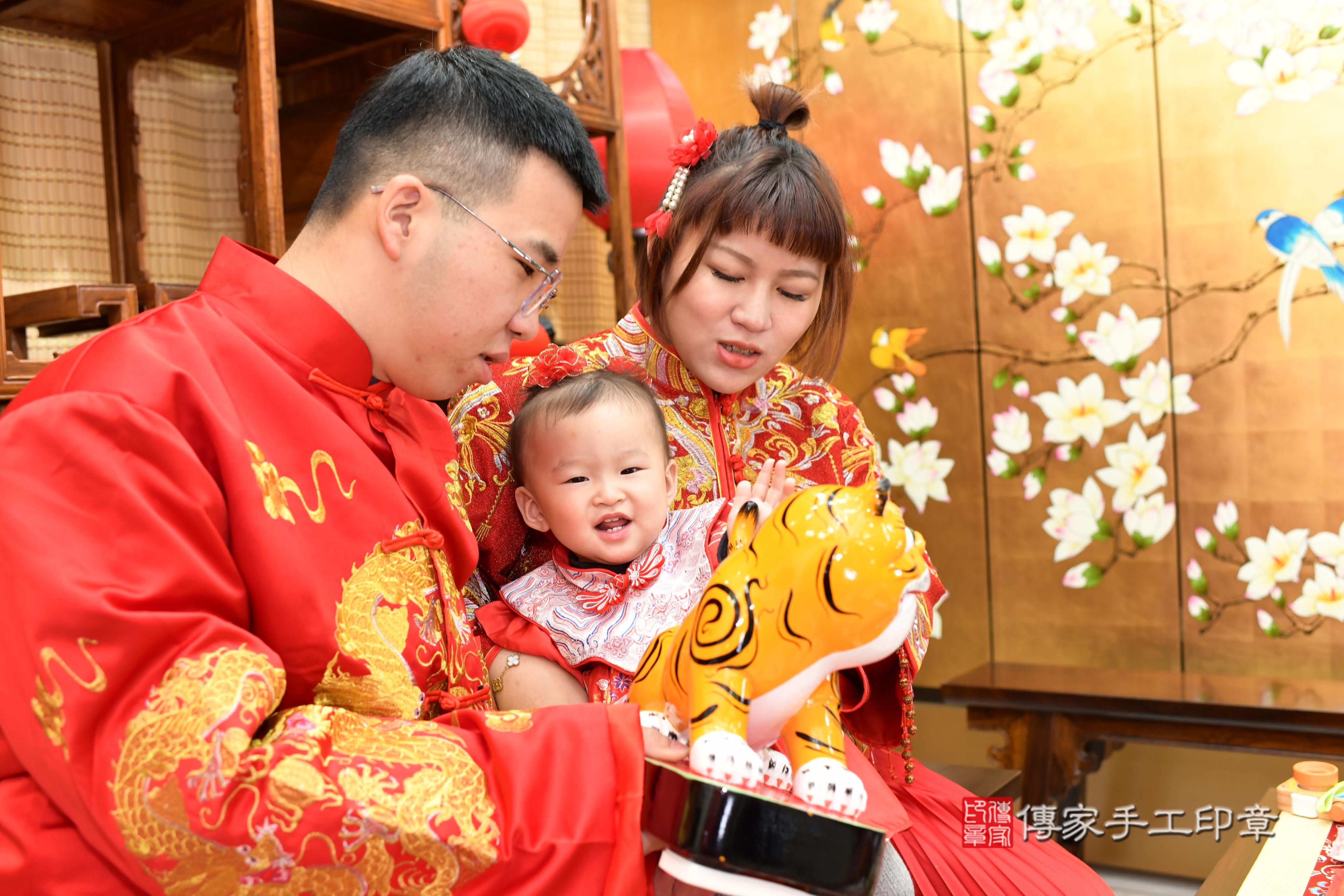 傳家手工印章台南店、抓周、度脺、中國風會場、傳家嬰兒古禮、吉祥話、抓周道具物品24種、拍照。抓周證書。寶寶抓周、滿周歲、生日快樂、祝福