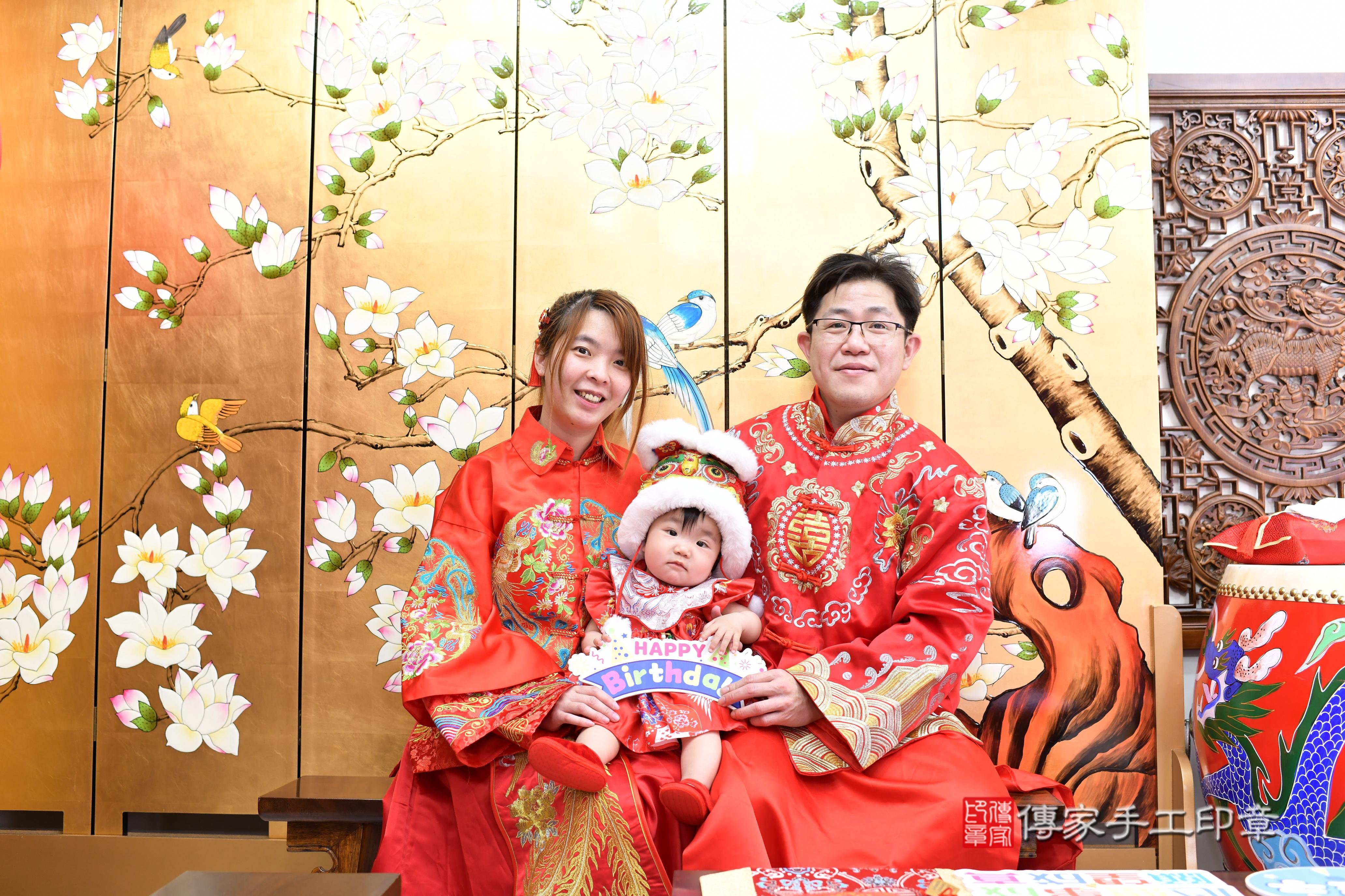 傳家手工印章台南店、抓周、度脺、中國風會場、傳家嬰兒古禮、吉祥話、抓周道具物品24種、拍照。抓周證書。寶寶抓周、滿周歲、生日快樂、祝福