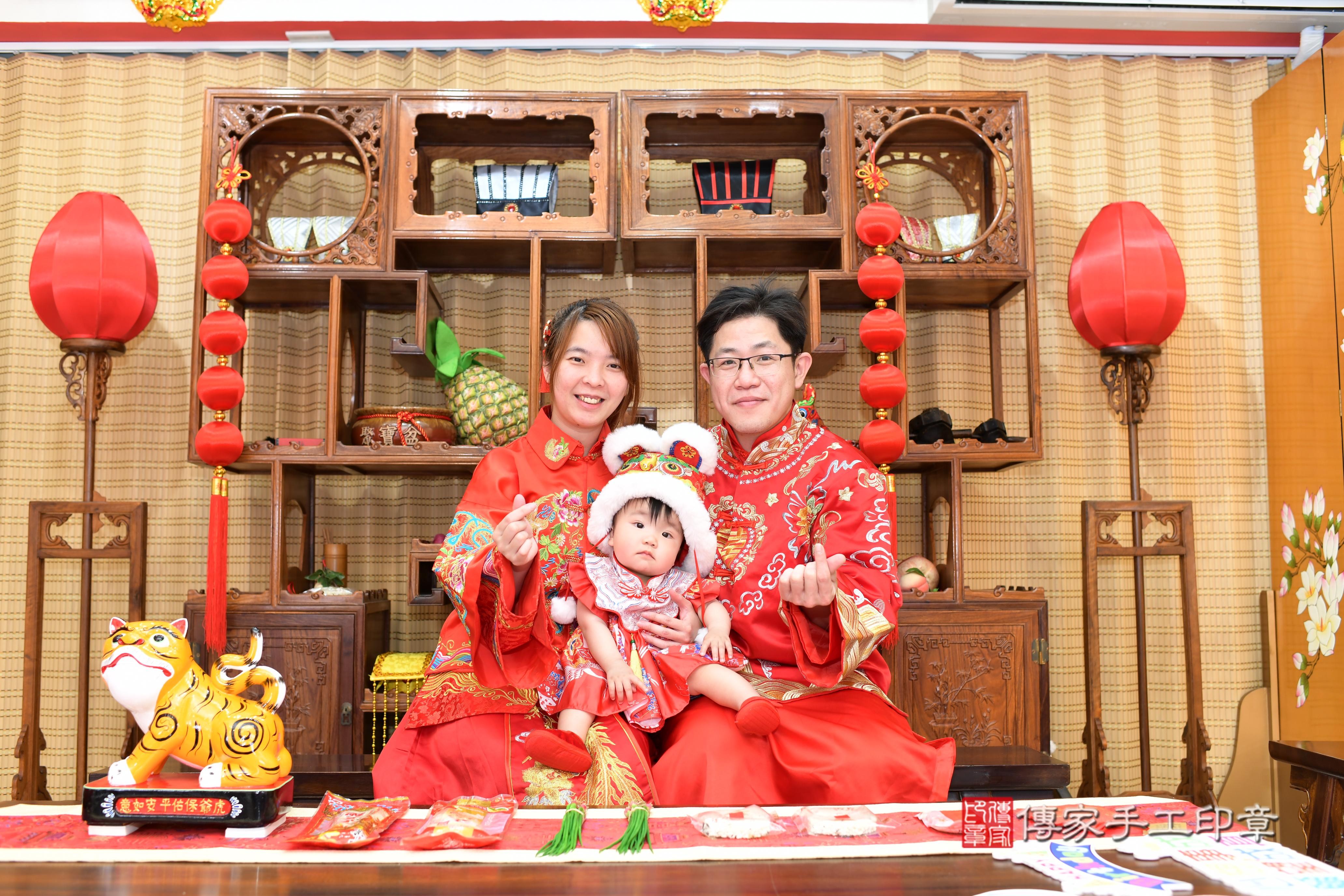 傳家手工印章台南店、抓周、度脺、中國風會場、傳家嬰兒古禮、吉祥話、抓周道具物品24種、拍照。抓周證書。寶寶抓周、滿周歲、生日快樂、祝福