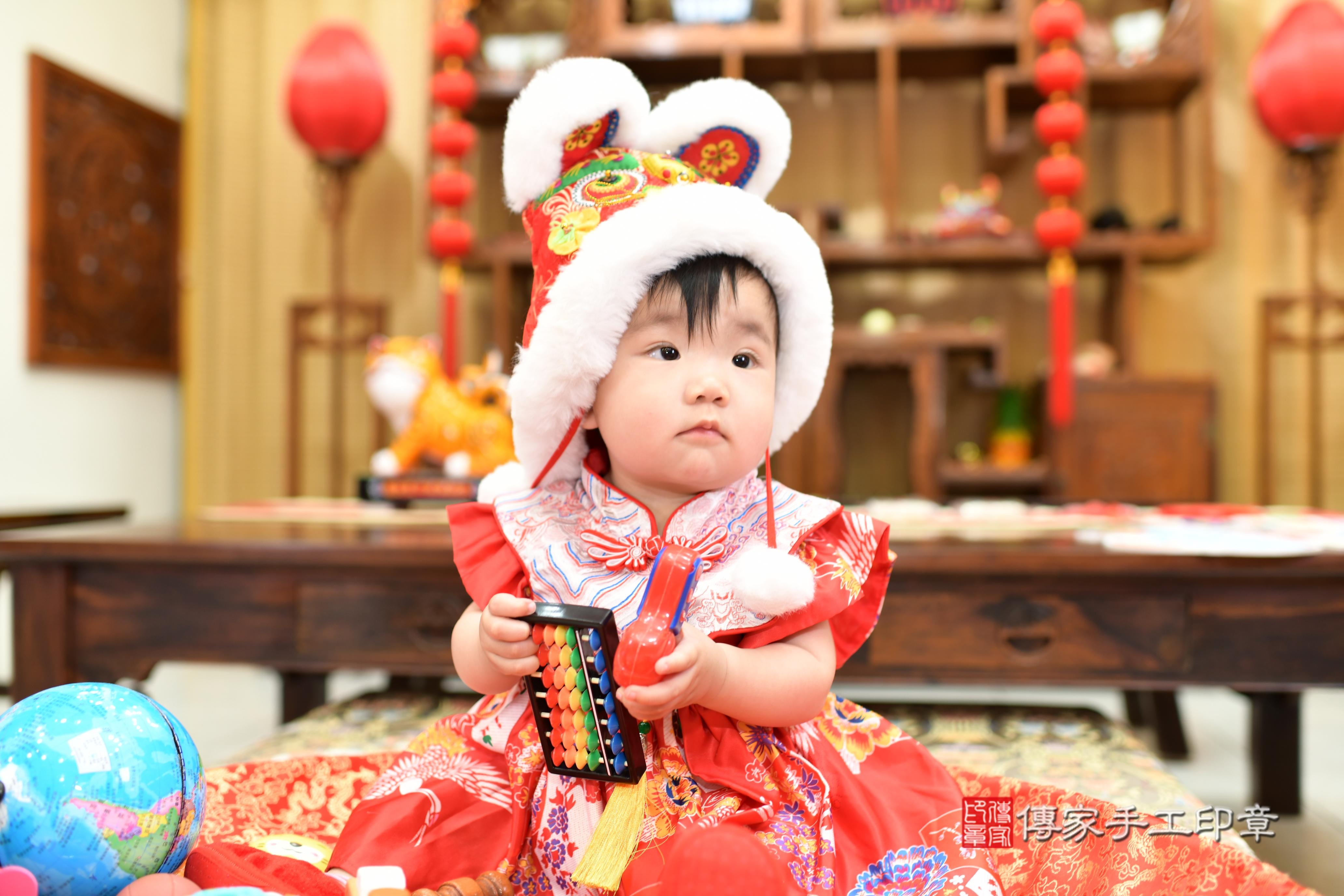 傳家手工印章台南店、抓周、度脺、中國風會場、傳家嬰兒古禮、吉祥話、抓周道具物品24種、拍照。抓周證書。寶寶抓周、滿周歲、生日快樂、祝福