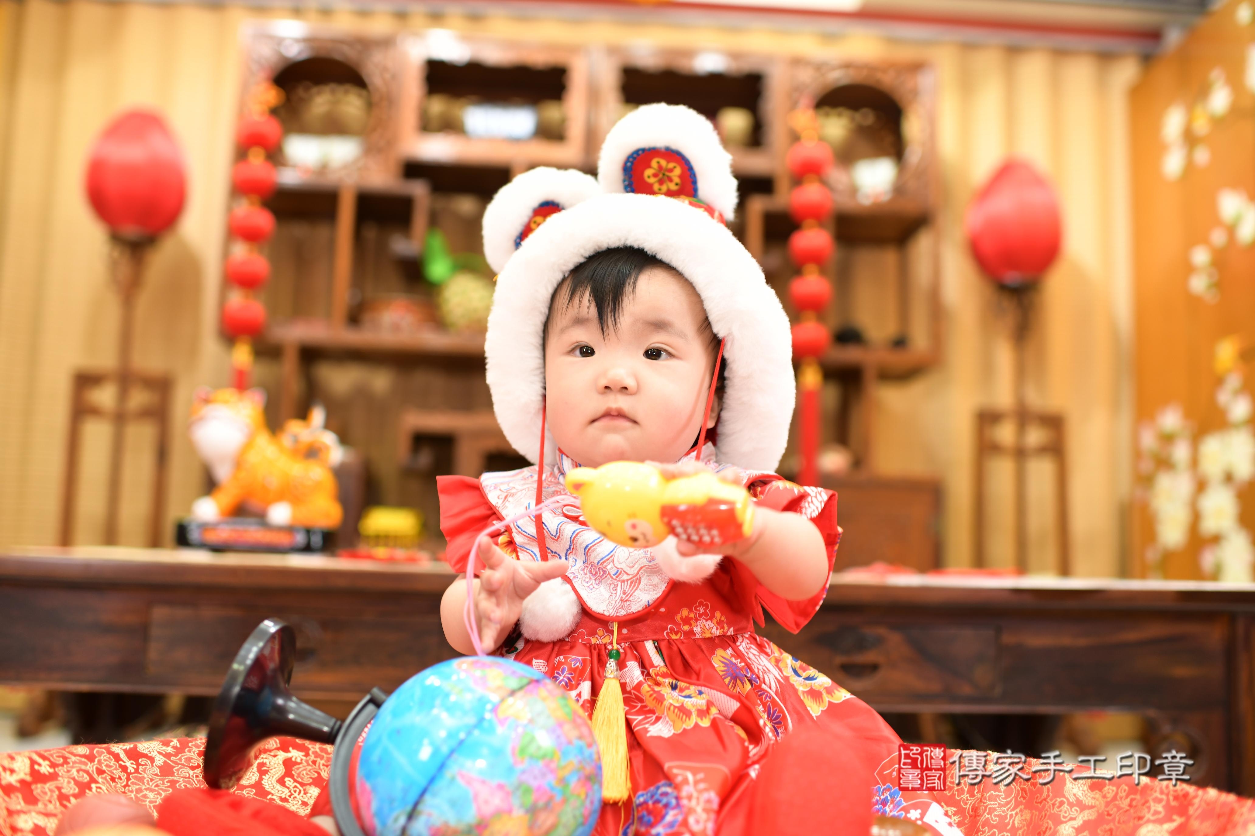 傳家手工印章台南店、抓周、度脺、中國風會場、傳家嬰兒古禮、吉祥話、抓周道具物品24種、拍照。抓周證書。寶寶抓周、滿周歲、生日快樂、祝福