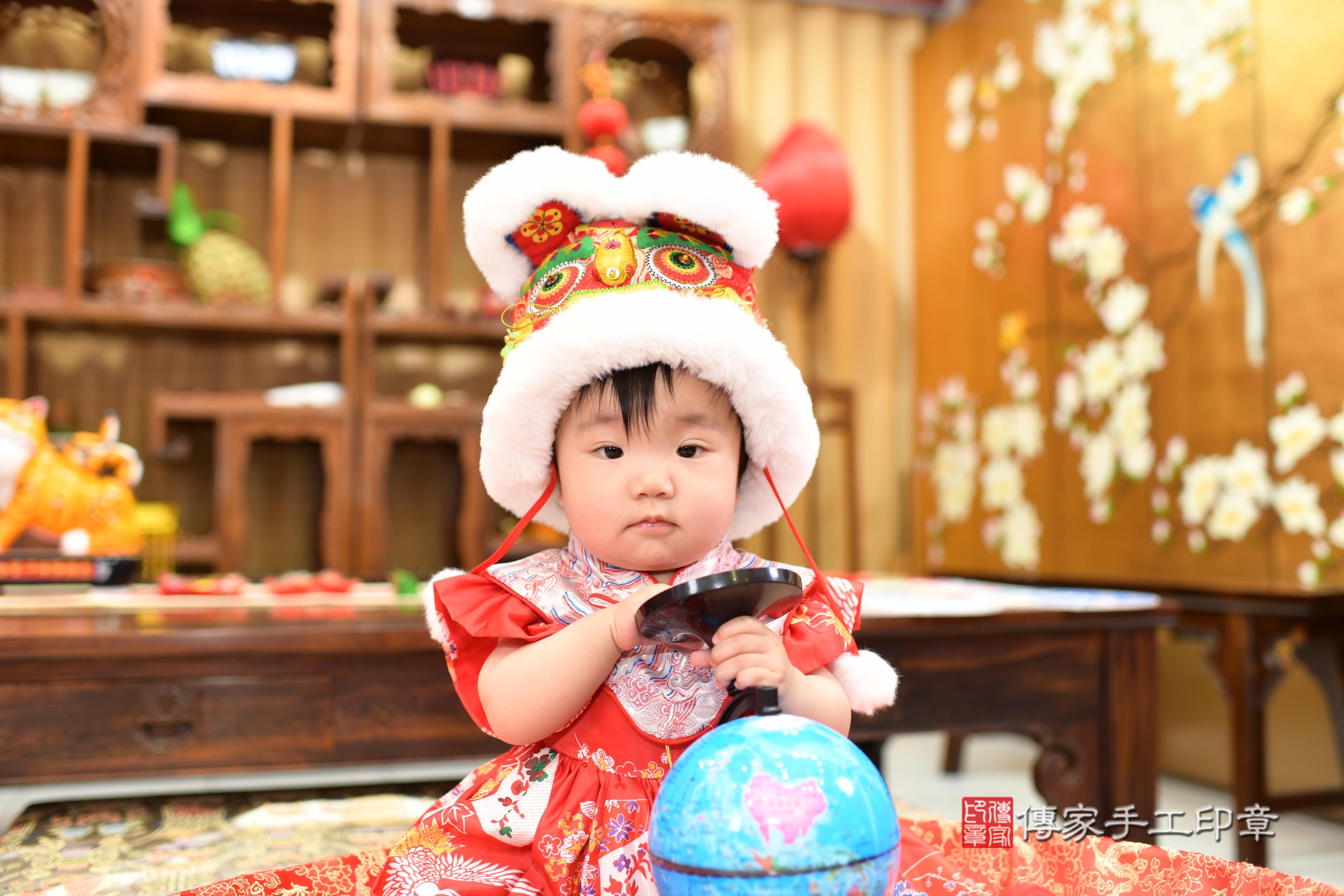 傳家手工印章台南店、抓周、度脺、中國風會場、傳家嬰兒古禮、吉祥話、抓周道具物品24種、拍照。抓周證書。寶寶抓周、滿周歲、生日快樂、祝福