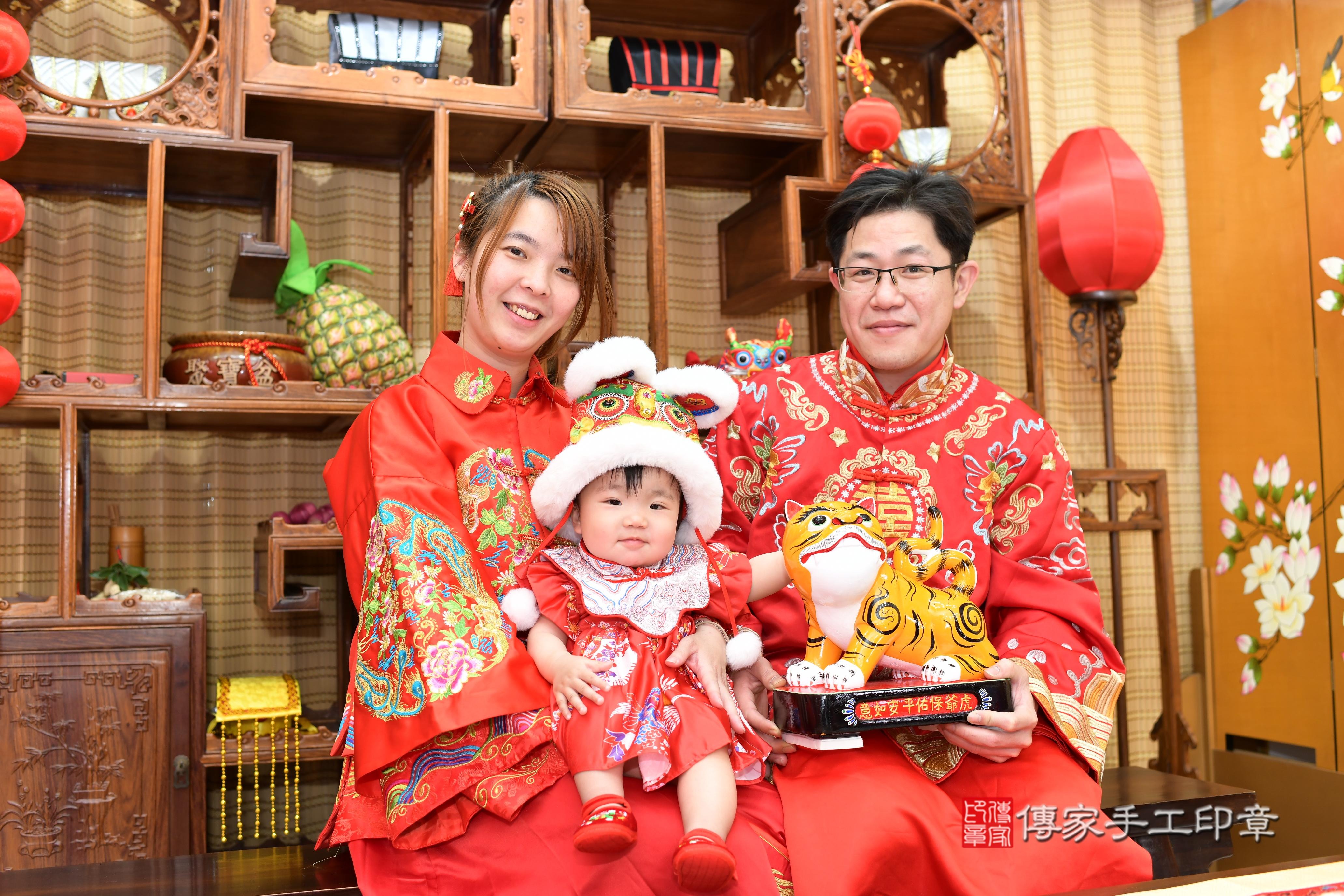 傳家手工印章台南店、抓周、度脺、中國風會場、傳家嬰兒古禮、吉祥話、抓周道具物品24種、拍照。抓周證書。寶寶抓周、滿周歲、生日快樂、祝福