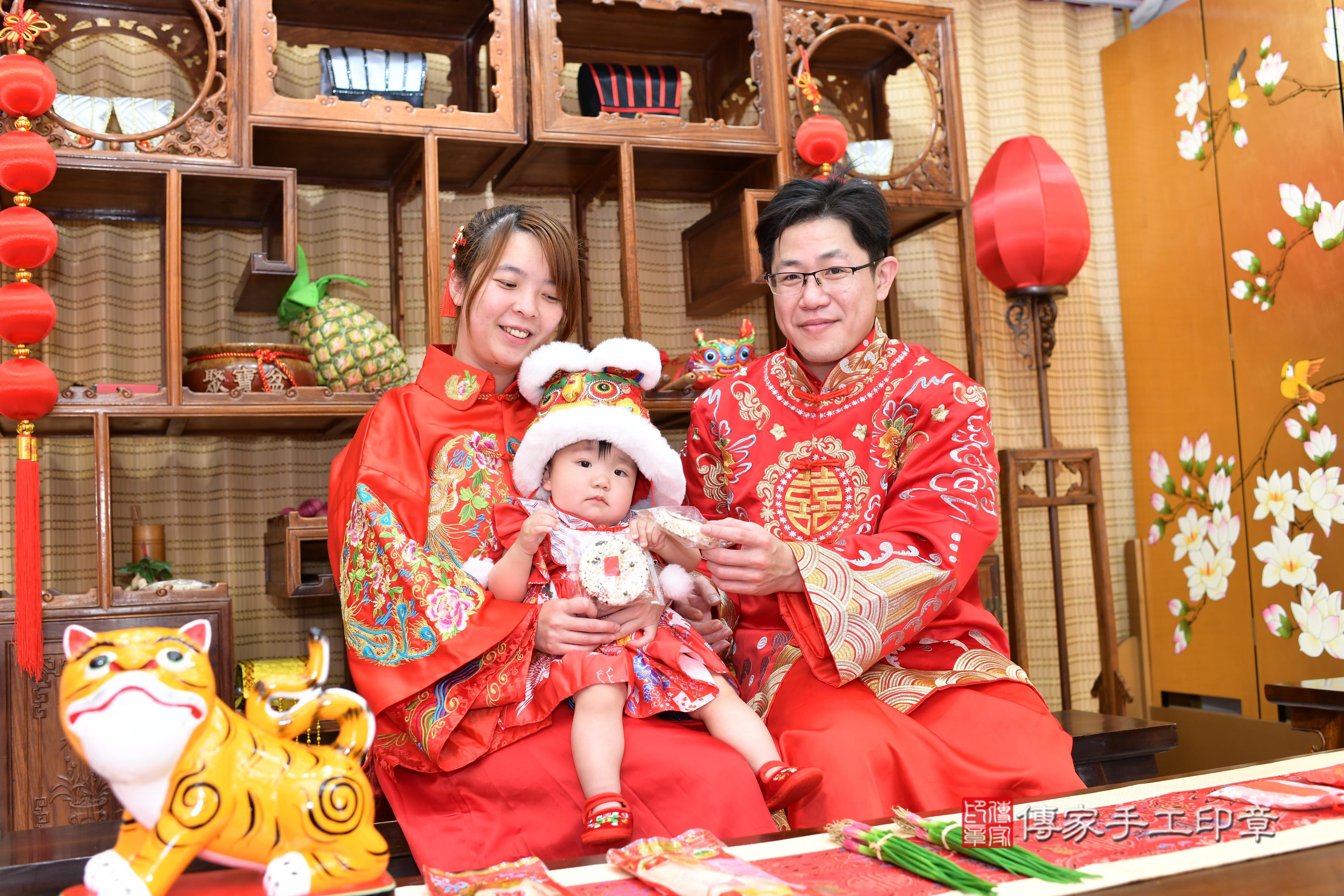傳家手工印章台南店、抓周、度脺、中國風會場、傳家嬰兒古禮、吉祥話、抓周道具物品24種、拍照。抓周證書。寶寶抓周、滿周歲、生日快樂、祝福