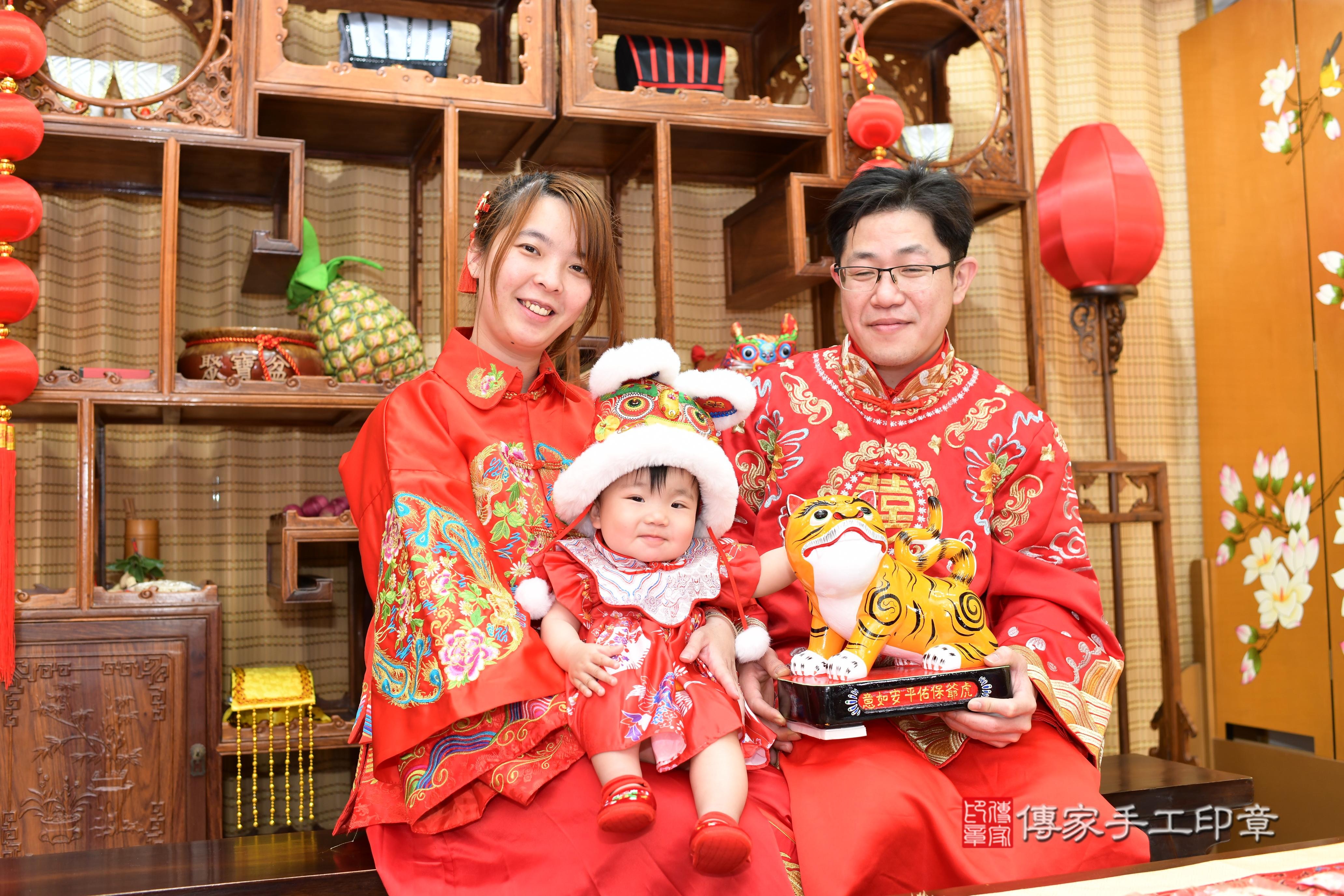 傳家手工印章台南店、抓周、度脺、中國風會場、傳家嬰兒古禮、吉祥話、抓周道具物品24種、拍照。抓周證書。寶寶抓周、滿周歲、生日快樂、祝福