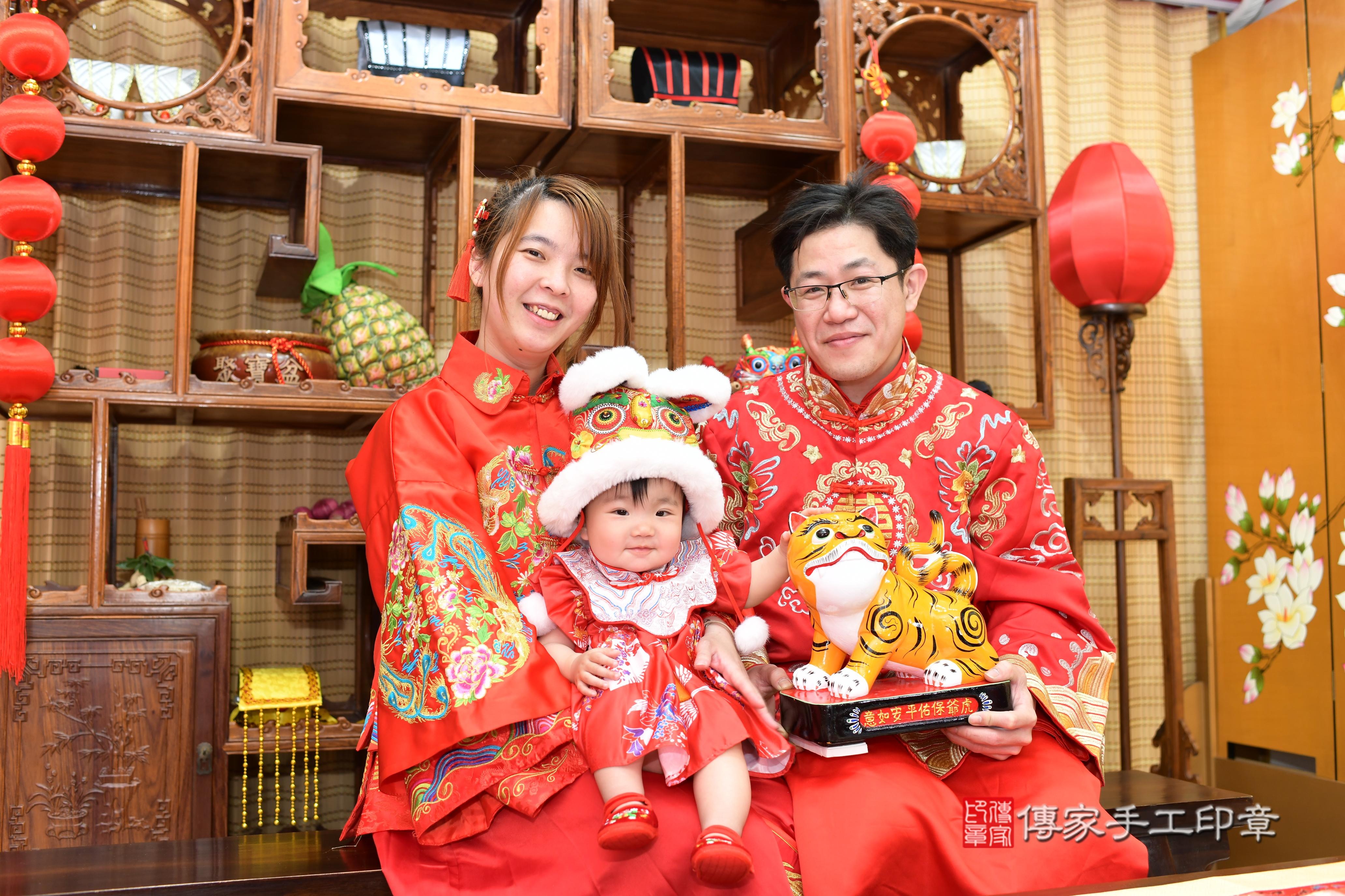 傳家手工印章台南店、抓周、度脺、中國風會場、傳家嬰兒古禮、吉祥話、抓周道具物品24種、拍照。抓周證書。寶寶抓周、滿周歲、生日快樂、祝福