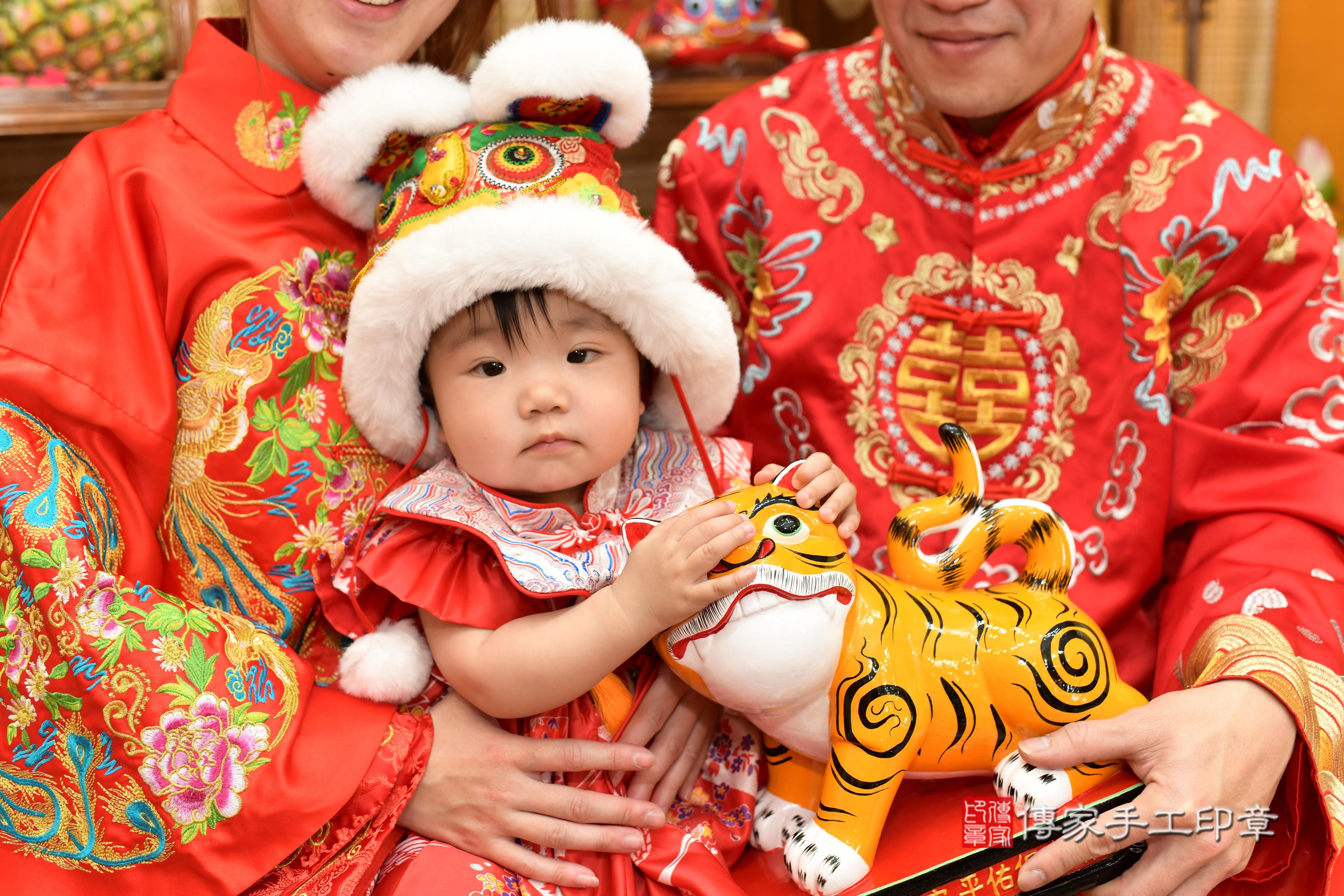 傳家手工印章台南店、抓周、度脺、中國風會場、傳家嬰兒古禮、吉祥話、抓周道具物品24種、拍照。抓周證書。寶寶抓周、滿周歲、生日快樂、祝福