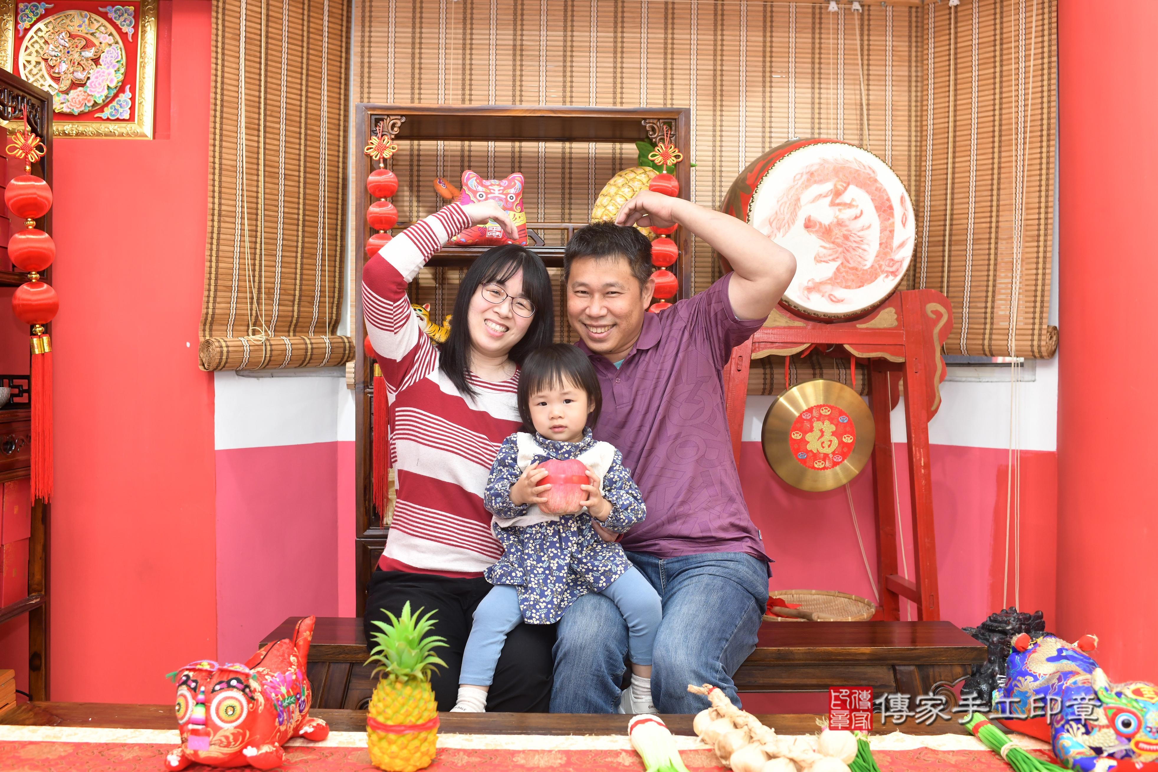 傳家手工印章高雄店、抓周、度脺、中國風會場、傳家嬰兒古禮、吉祥話、抓周道具物品24種、拍照。抓周證書。寶寶抓周、滿周歲、生日快樂、祝福