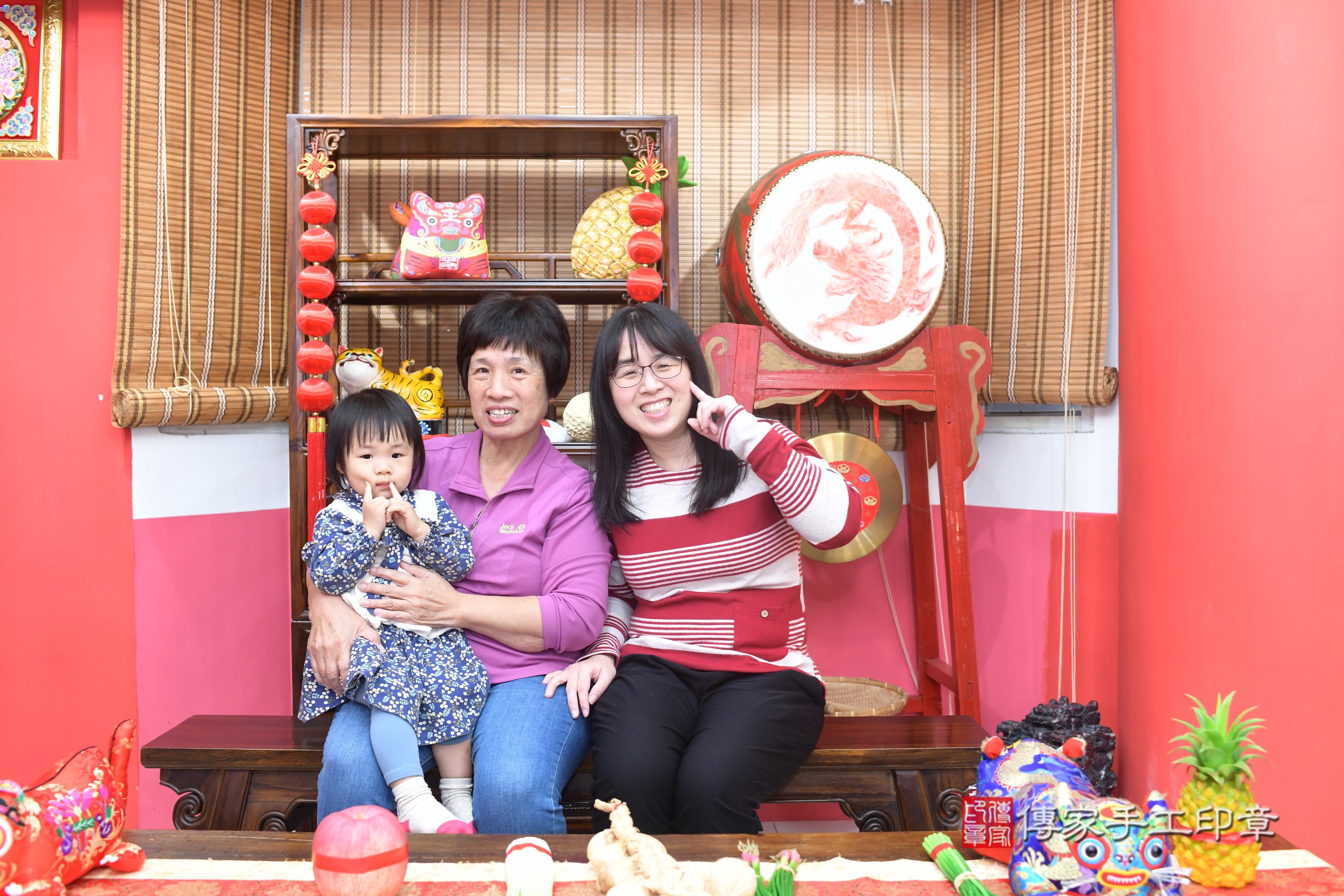 傳家手工印章高雄店、抓周、度脺、中國風會場、傳家嬰兒古禮、吉祥話、抓周道具物品24種、拍照。抓周證書。寶寶抓周、滿周歲、生日快樂、祝福