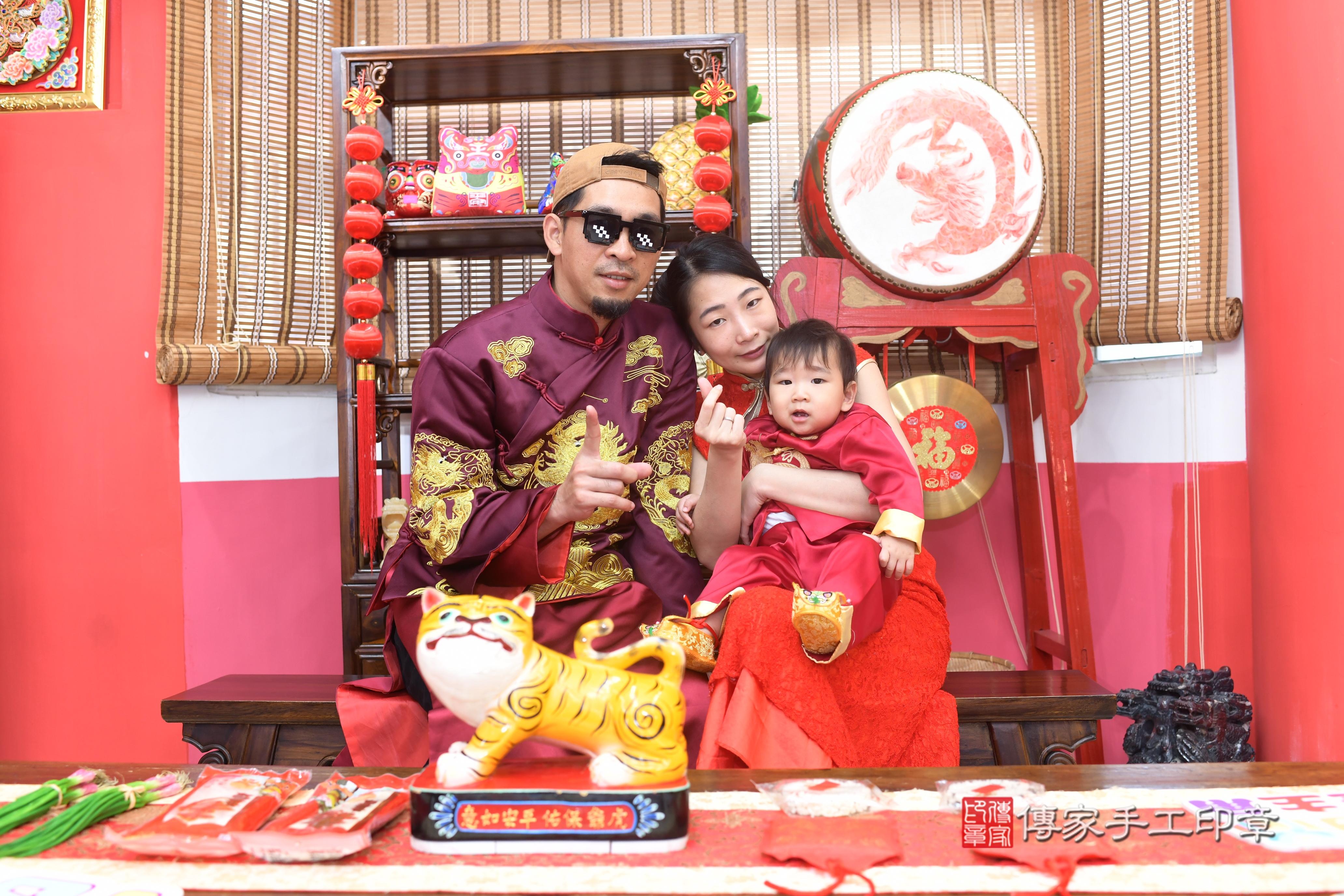 傳家手工印章高雄店、抓周、度脺、中國風會場、傳家嬰兒古禮、吉祥話、抓周道具物品24種、拍照。抓周證書。寶寶抓周、滿周歲、生日快樂、祝福