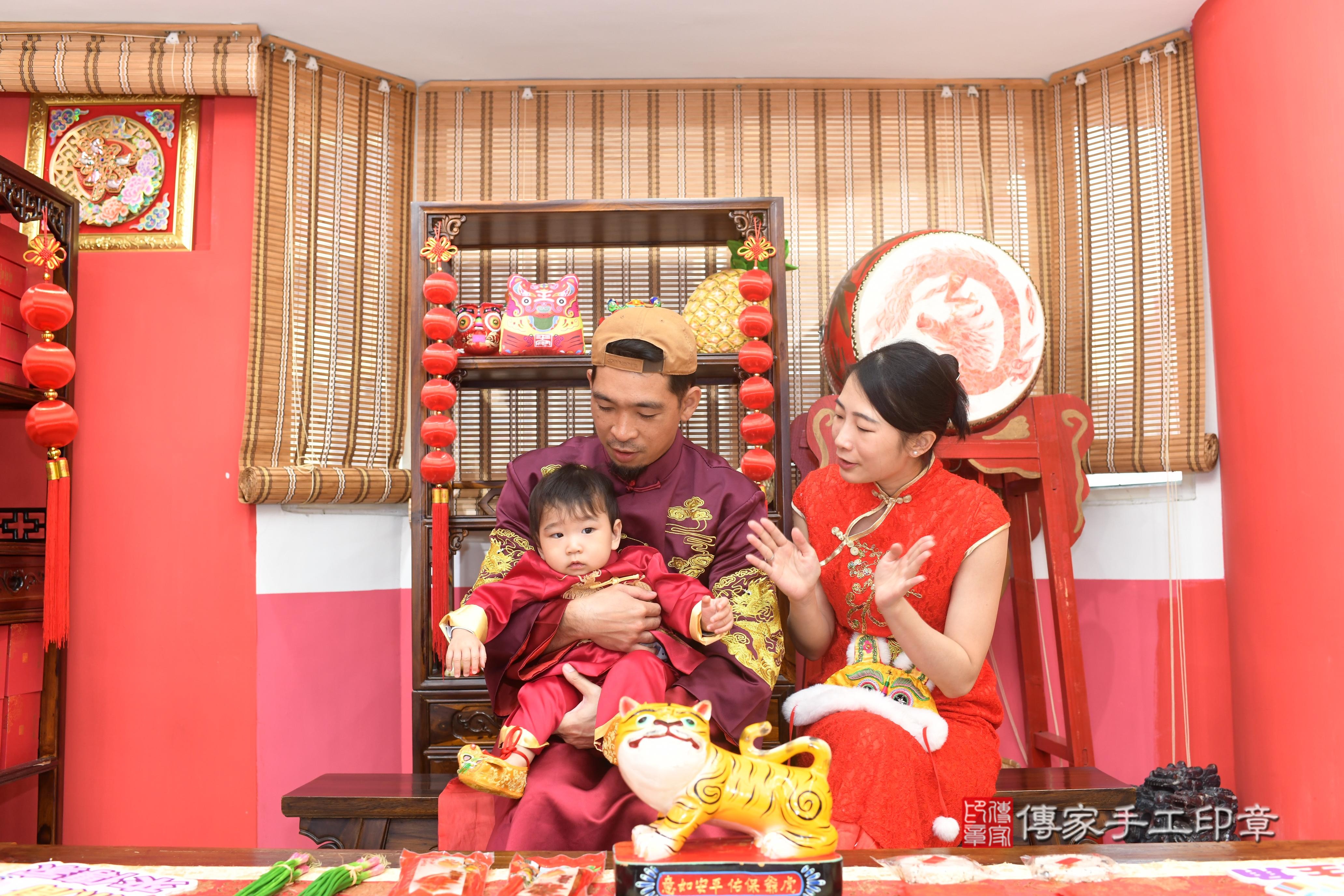 傳家手工印章高雄店、抓周、度脺、中國風會場、傳家嬰兒古禮、吉祥話、抓周道具物品24種、拍照。抓周證書。寶寶抓周、滿周歲、生日快樂、祝福