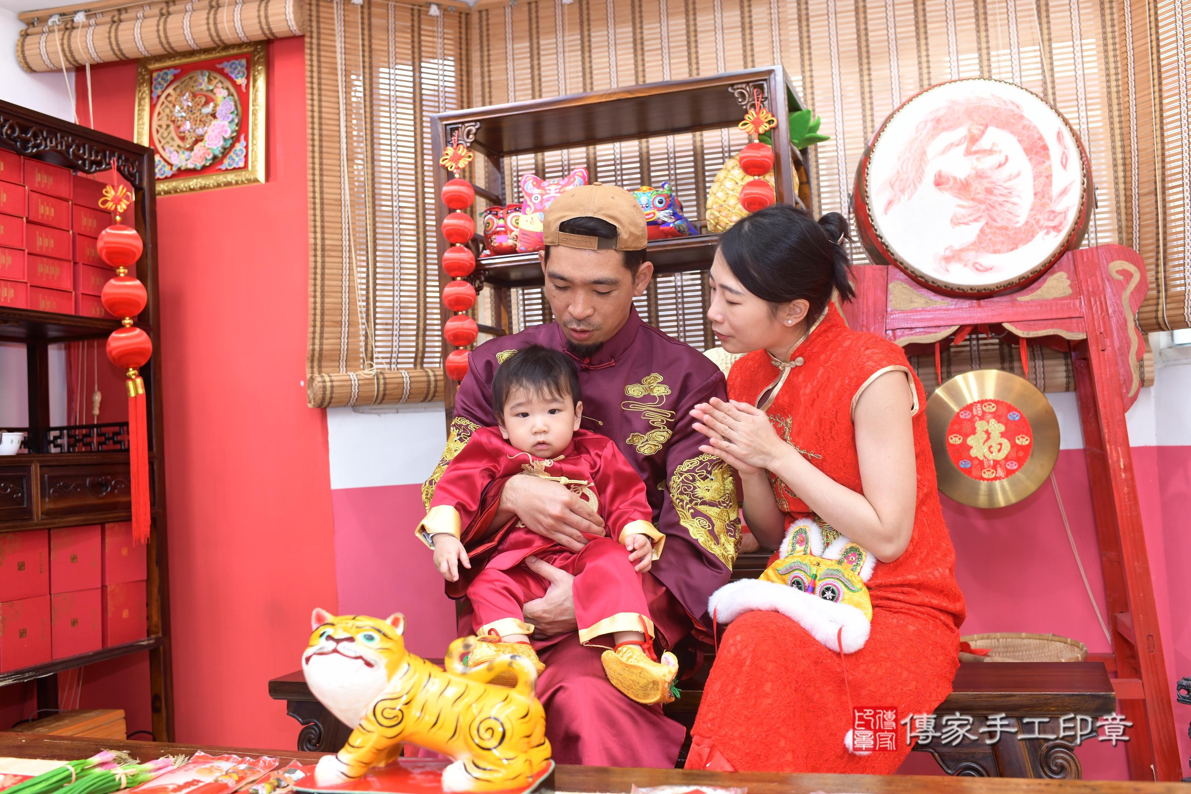 傳家手工印章高雄店、抓周、度脺、中國風會場、傳家嬰兒古禮、吉祥話、抓周道具物品24種、拍照。抓周證書。寶寶抓周、滿周歲、生日快樂、祝福
