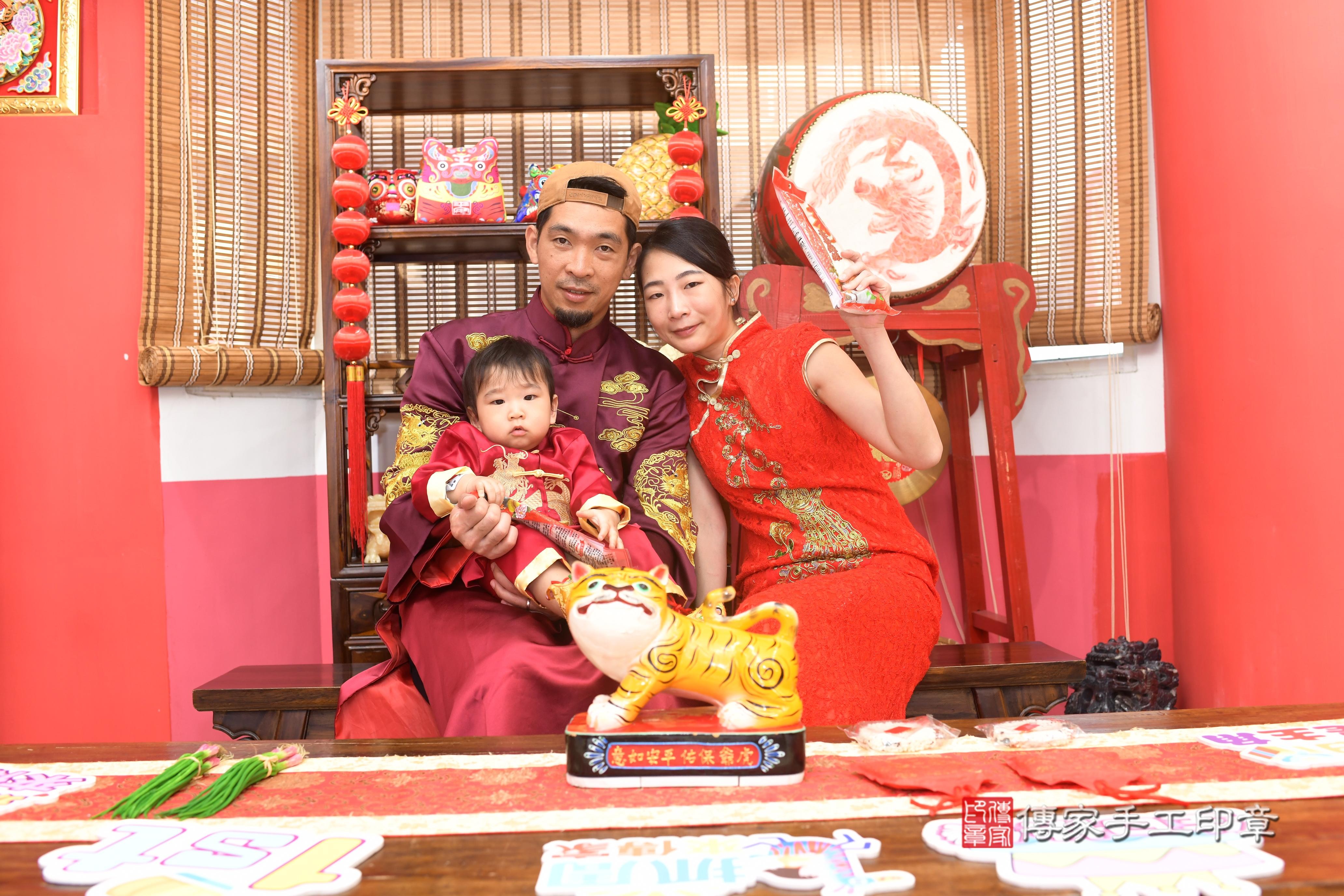 傳家手工印章高雄店、抓周、度脺、中國風會場、傳家嬰兒古禮、吉祥話、抓周道具物品24種、拍照。抓周證書。寶寶抓周、滿周歲、生日快樂、祝福