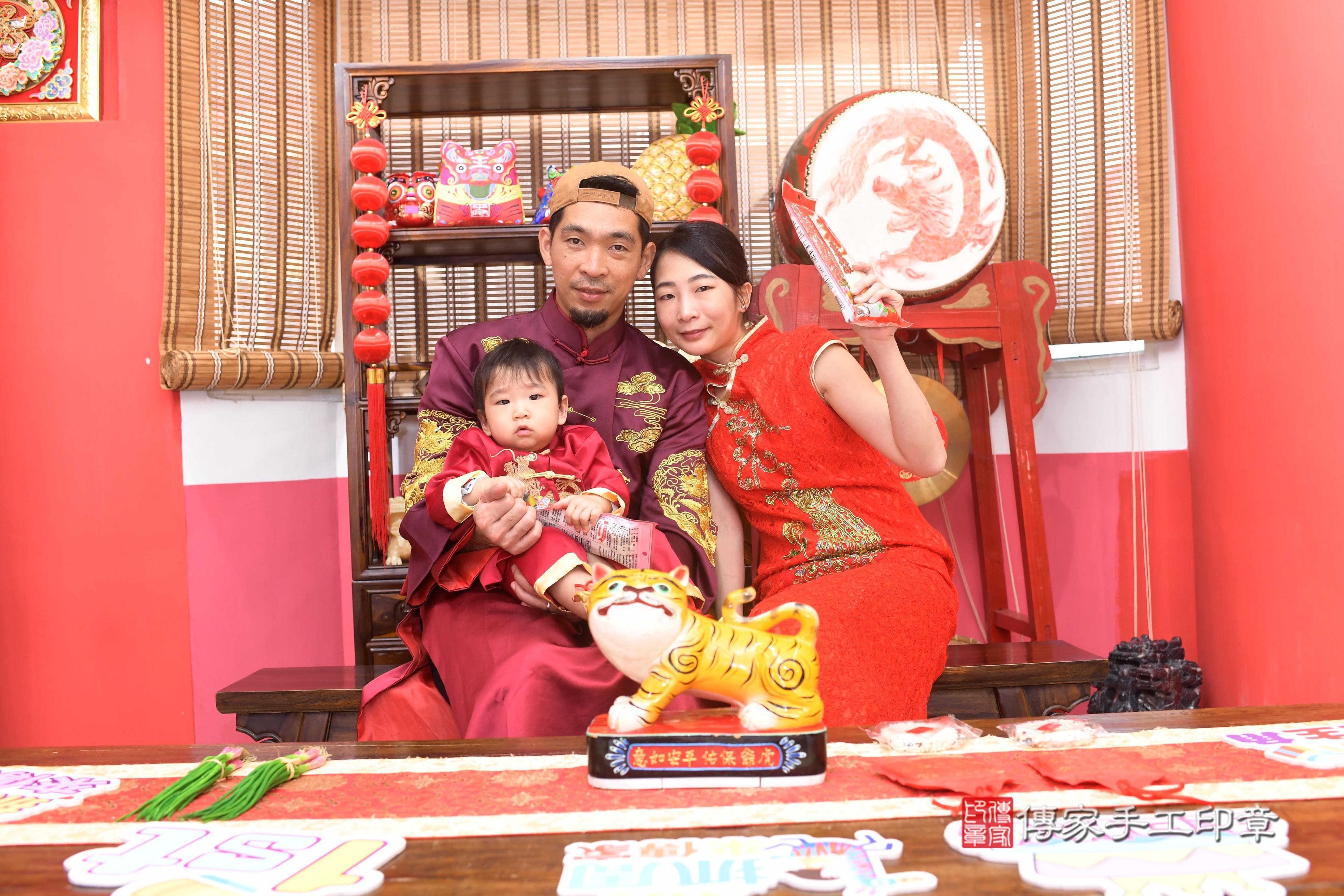 傳家手工印章高雄店、抓周、度脺、中國風會場、傳家嬰兒古禮、吉祥話、抓周道具物品24種、拍照。抓周證書。寶寶抓周、滿周歲、生日快樂、祝福