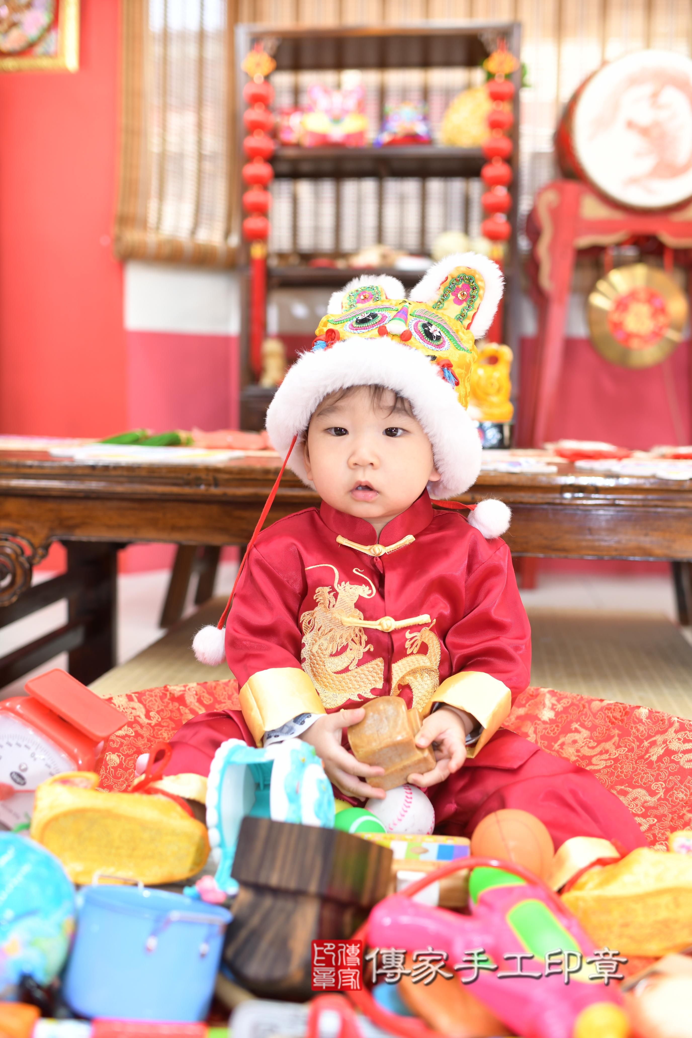 傳家手工印章高雄店、抓周、度脺、中國風會場、傳家嬰兒古禮、吉祥話、抓周道具物品24種、拍照。抓周證書。寶寶抓周、滿周歲、生日快樂、祝福