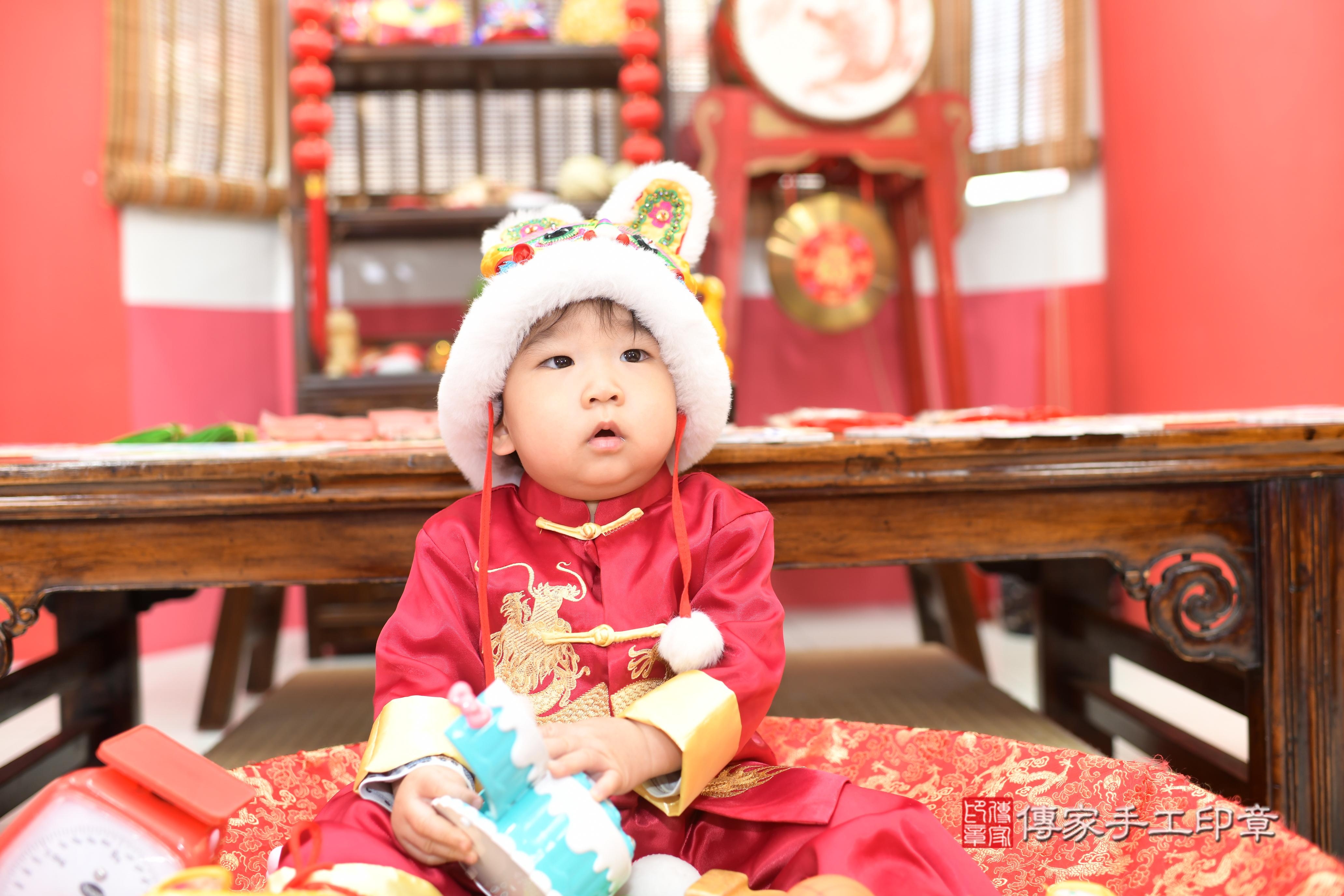 傳家手工印章高雄店、抓周、度脺、中國風會場、傳家嬰兒古禮、吉祥話、抓周道具物品24種、拍照。抓周證書。寶寶抓周、滿周歲、生日快樂、祝福