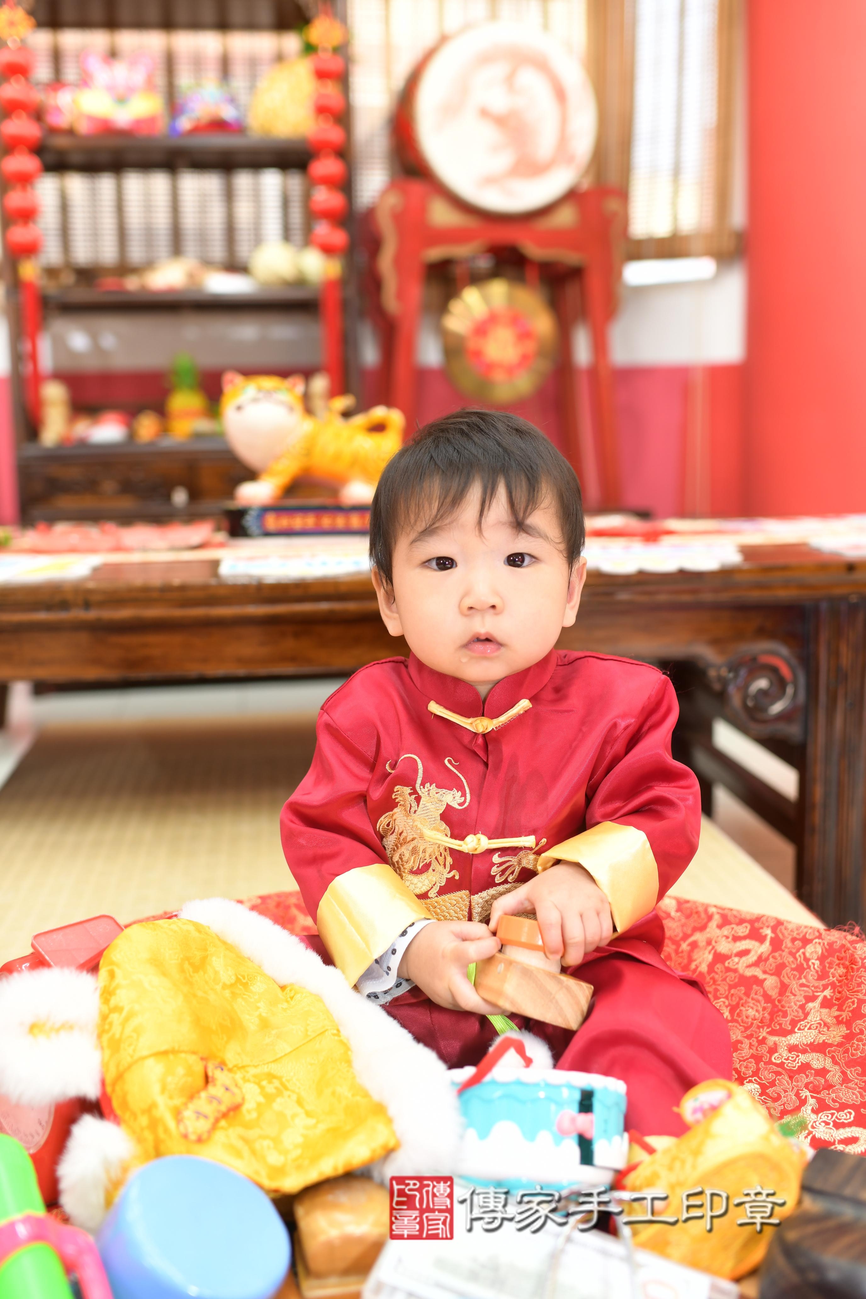 傳家手工印章高雄店、抓周、度脺、中國風會場、傳家嬰兒古禮、吉祥話、抓周道具物品24種、拍照。抓周證書。寶寶抓周、滿周歲、生日快樂、祝福