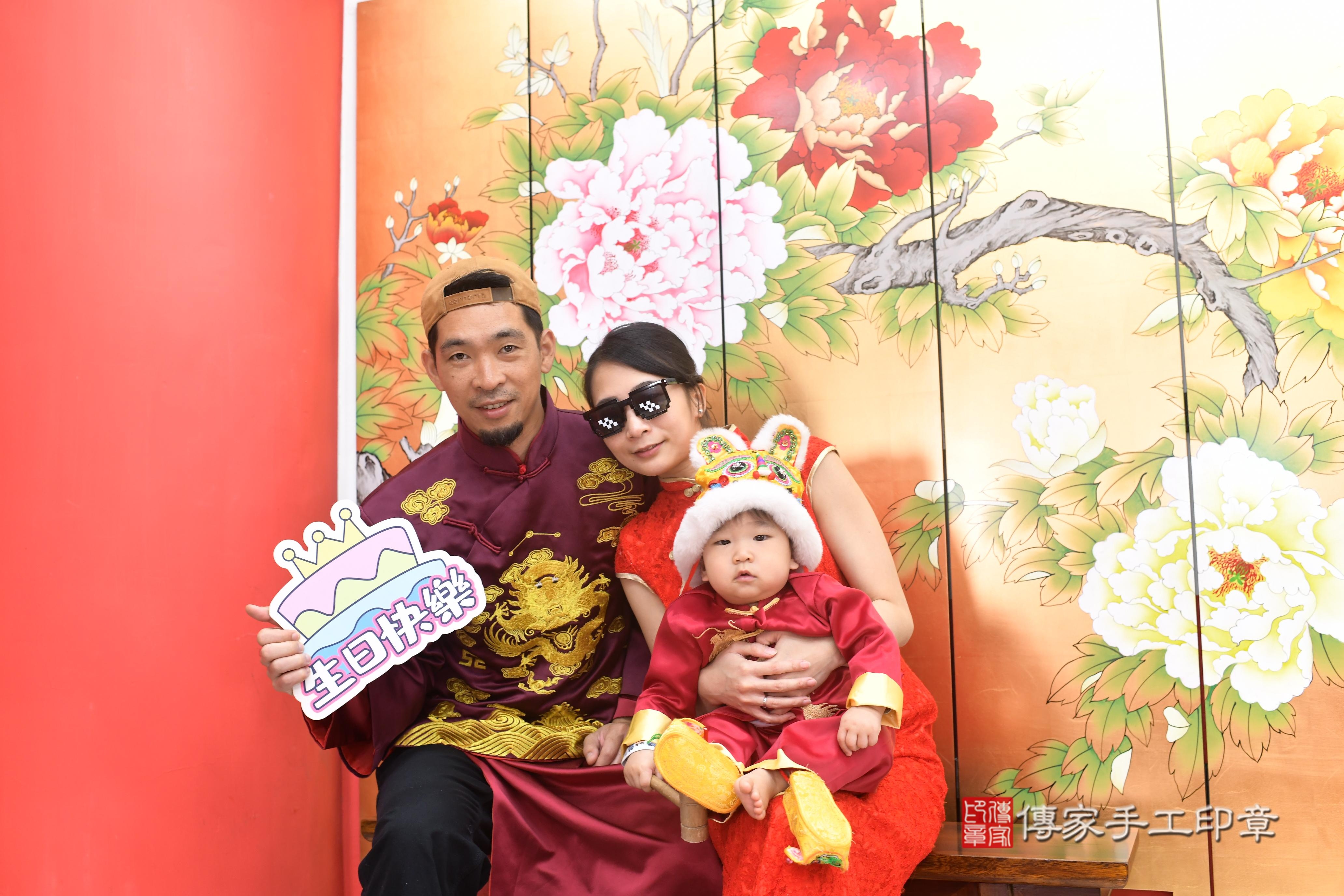 傳家手工印章高雄店、抓周、度脺、中國風會場、傳家嬰兒古禮、吉祥話、抓周道具物品24種、拍照。抓周證書。寶寶抓周、滿周歲、生日快樂、祝福