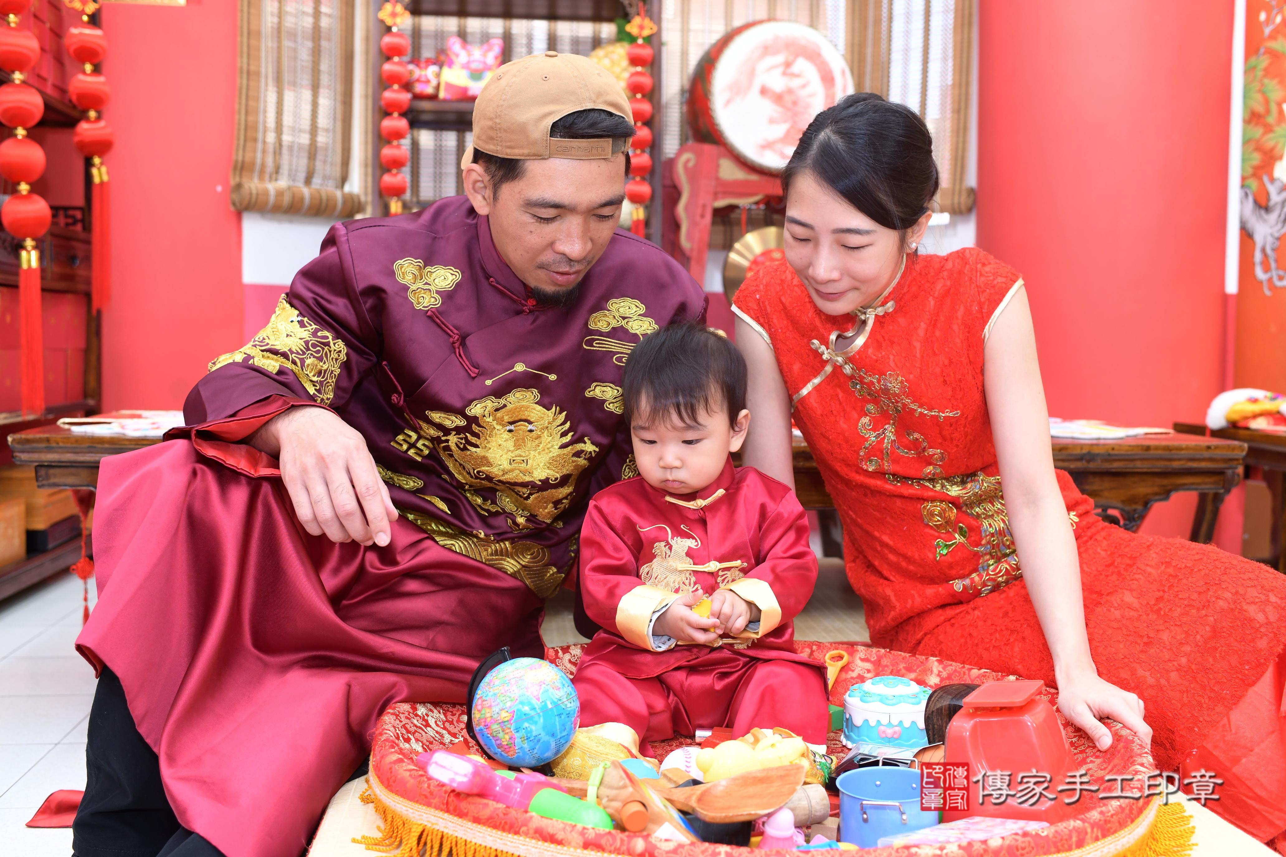傳家手工印章高雄店、抓周、度脺、中國風會場、傳家嬰兒古禮、吉祥話、抓周道具物品24種、拍照。抓周證書。寶寶抓周、滿周歲、生日快樂、祝福