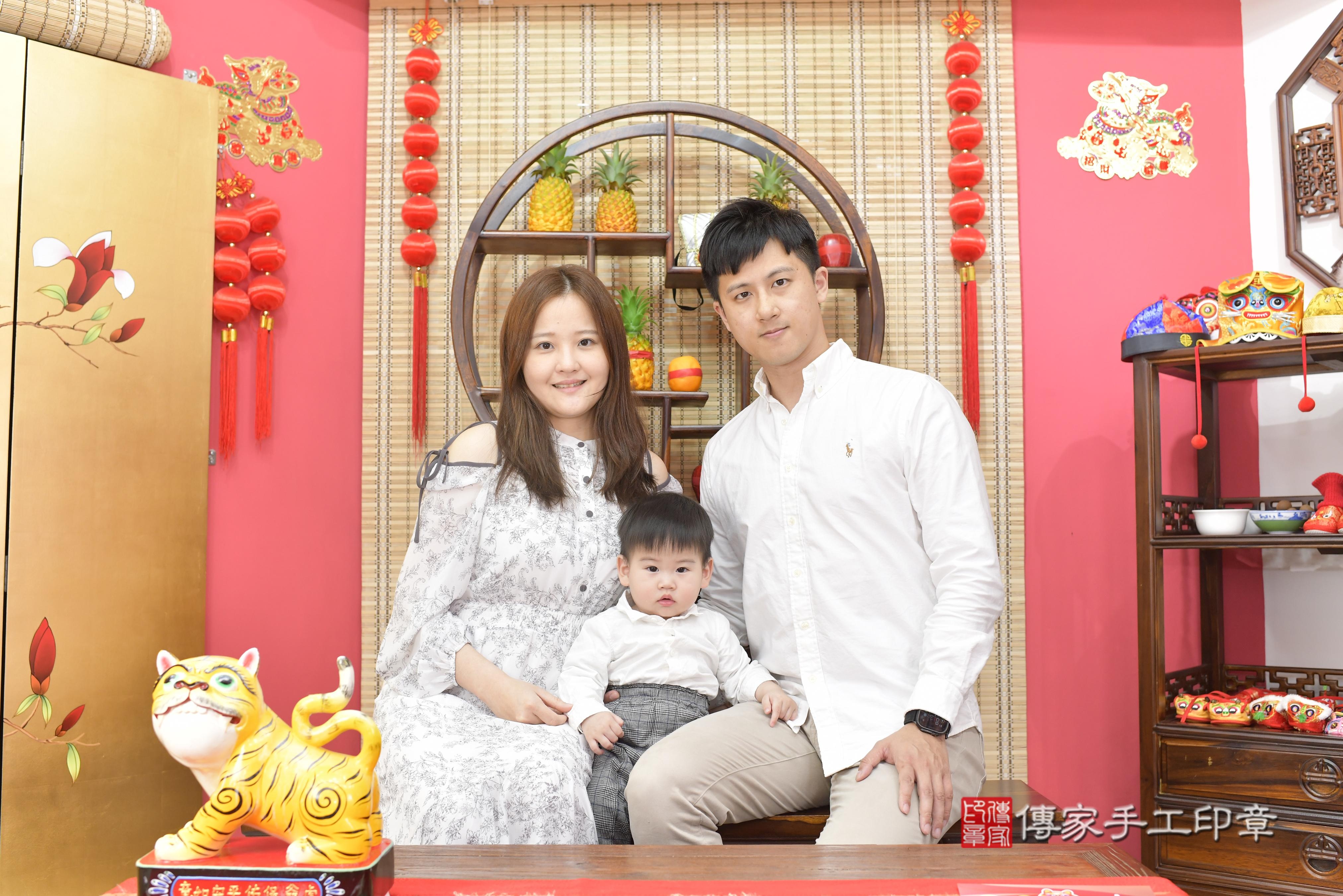 傳家手工印章高雄店、抓周、度脺、中國風會場、傳家嬰兒古禮、吉祥話、抓周道具物品24種、拍照。抓周證書。寶寶抓周、滿周歲、生日快樂、祝福