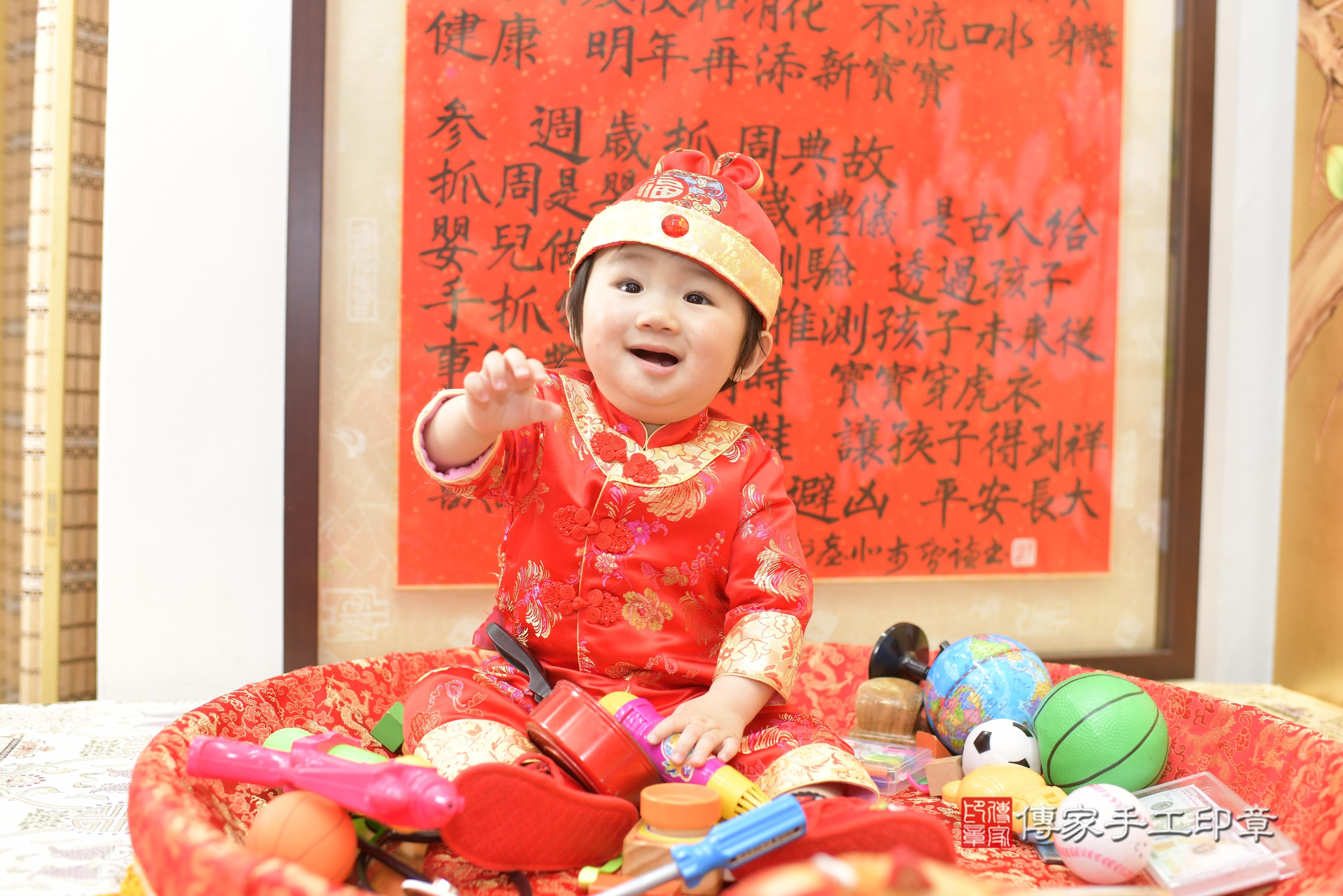 傳家手工印章高雄店、抓周、度脺、中國風會場、傳家嬰兒古禮、吉祥話、抓周道具物品24種、拍照。抓周證書。寶寶抓周、滿周歲、生日快樂、祝福