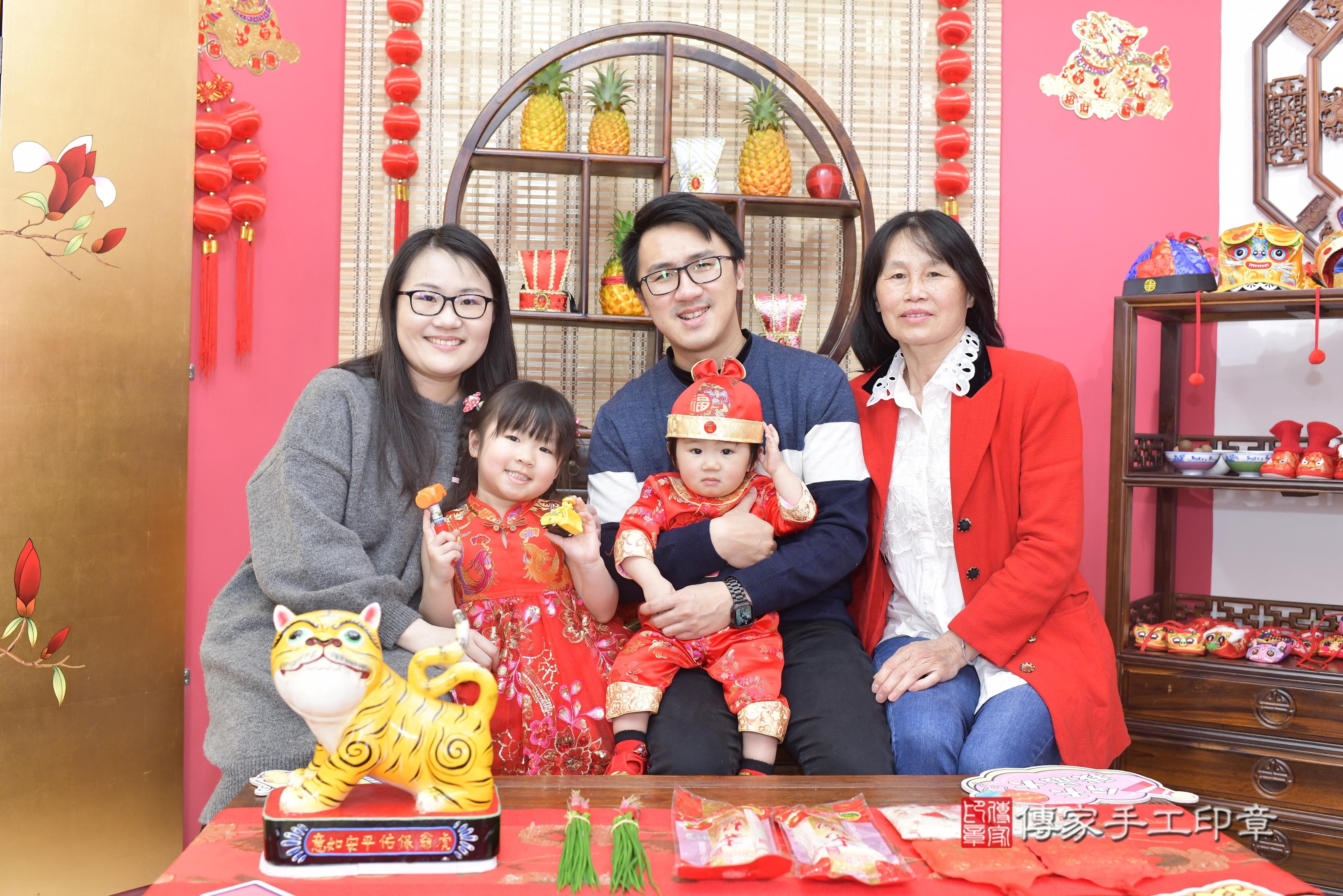 傳家手工印章高雄店、抓周、度脺、中國風會場、傳家嬰兒古禮、吉祥話、抓周道具物品24種、拍照。抓周證書。寶寶抓周、滿周歲、生日快樂、祝福