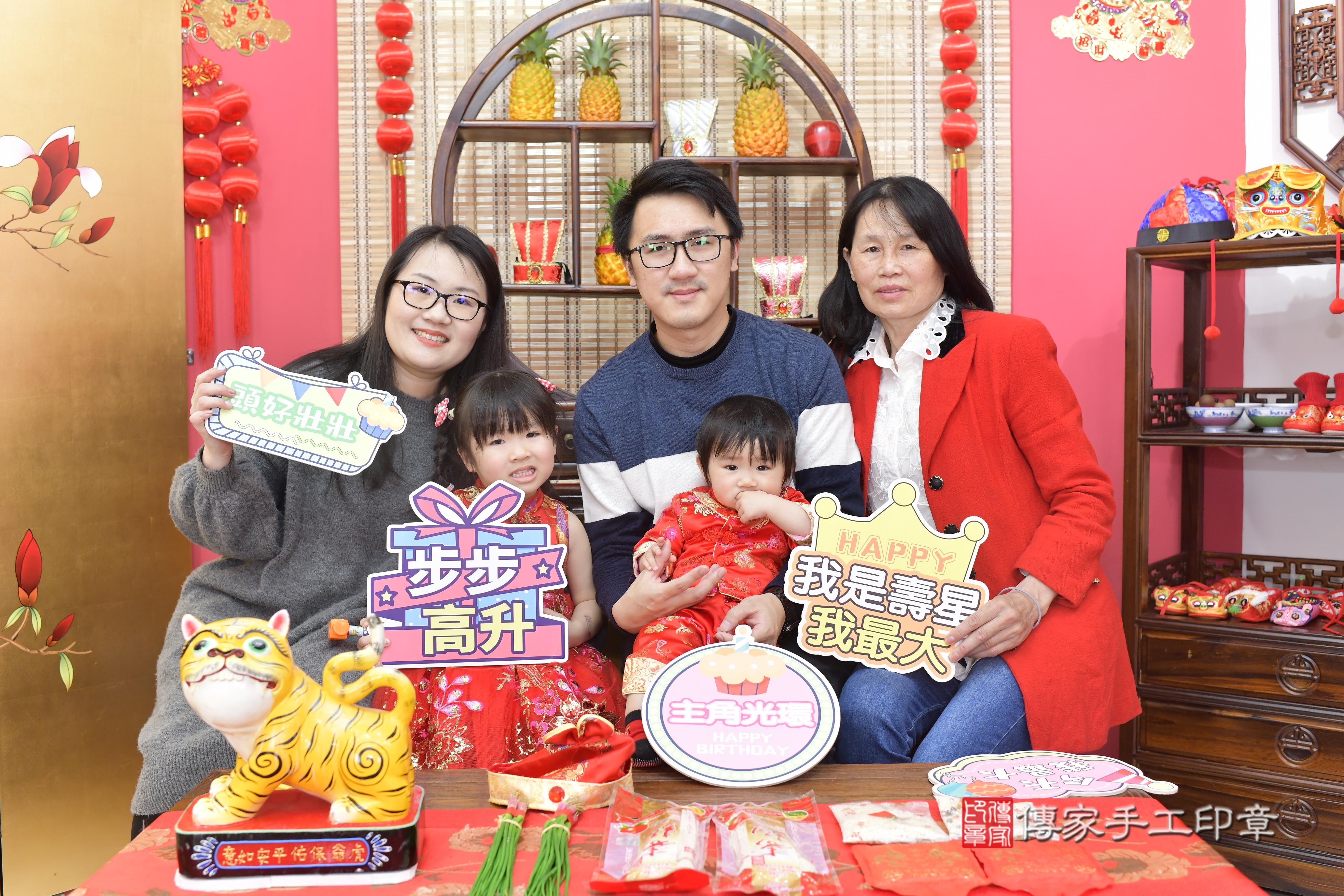 傳家手工印章高雄店、抓周、度脺、中國風會場、傳家嬰兒古禮、吉祥話、抓周道具物品24種、拍照。抓周證書。寶寶抓周、滿周歲、生日快樂、祝福