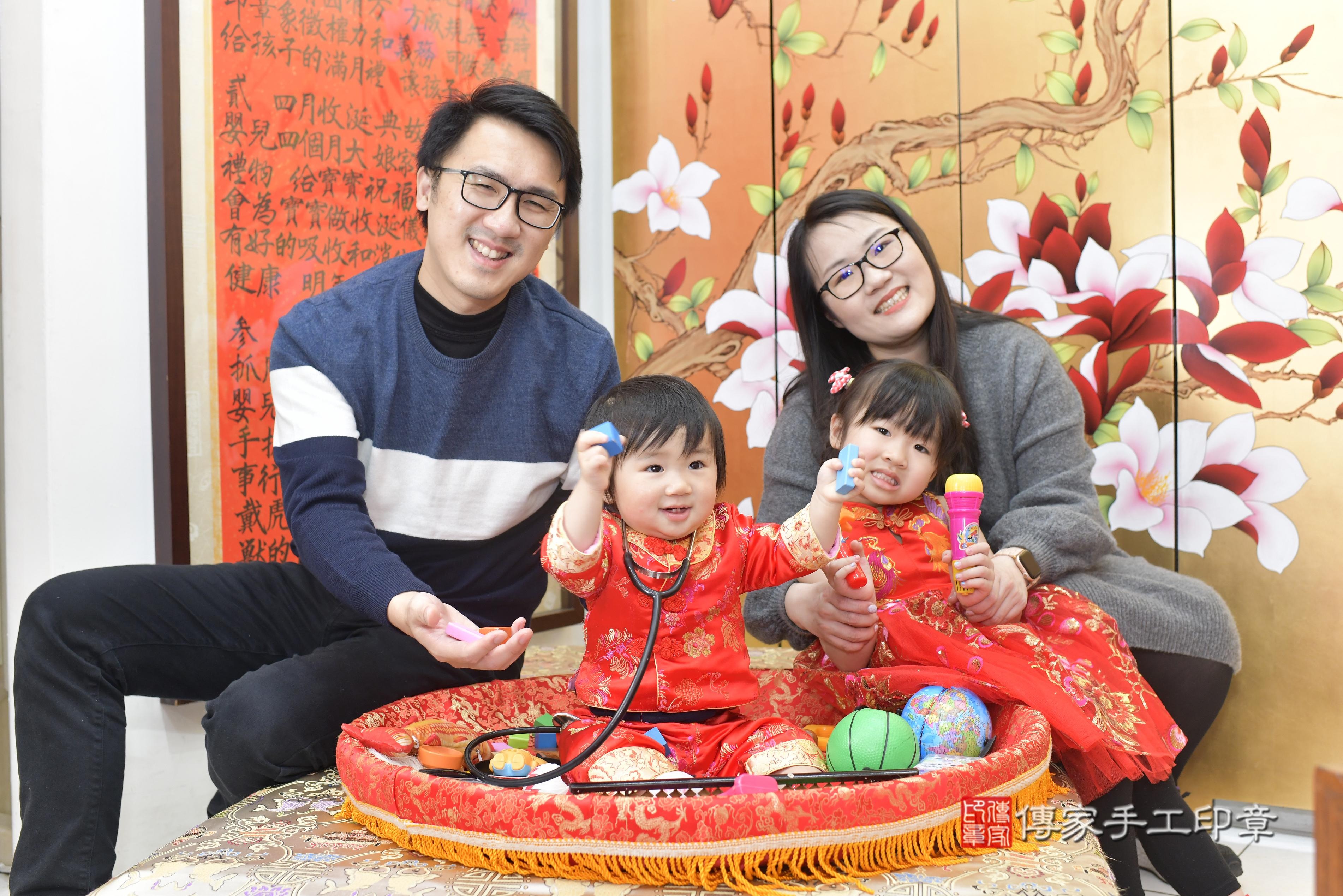 傳家手工印章高雄店、抓周、度脺、中國風會場、傳家嬰兒古禮、吉祥話、抓周道具物品24種、拍照。抓周證書。寶寶抓周、滿周歲、生日快樂、祝福