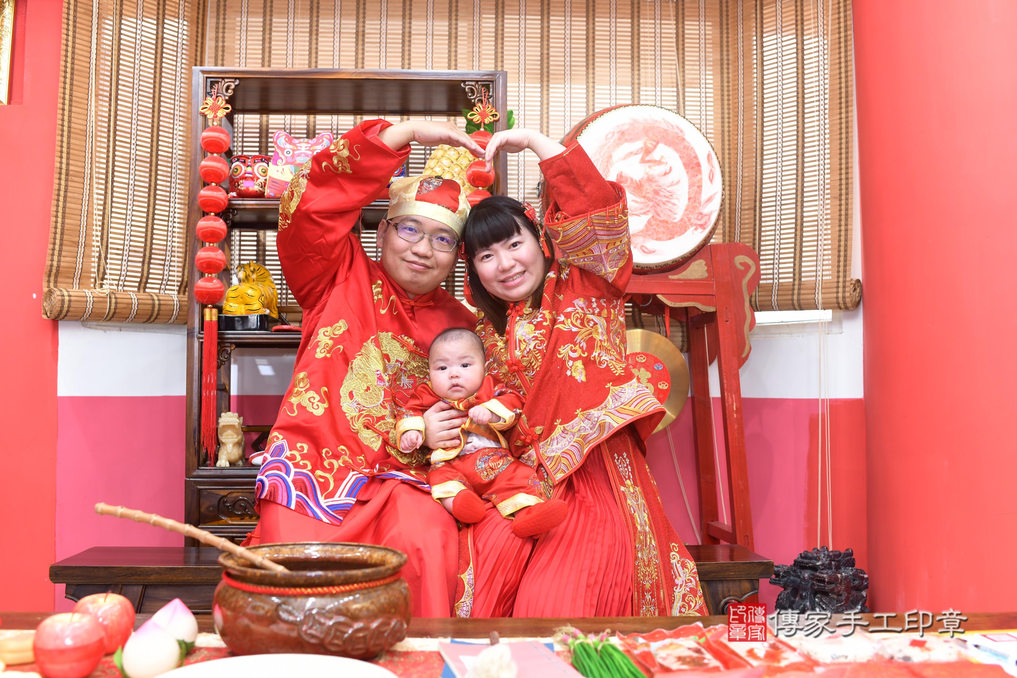 傳家手工印章高雄店、抓周、度脺、中國風會場、傳家嬰兒古禮、吉祥話、抓周道具物品24種、拍照。抓周證書。寶寶抓周、滿周歲、生日快樂、祝福