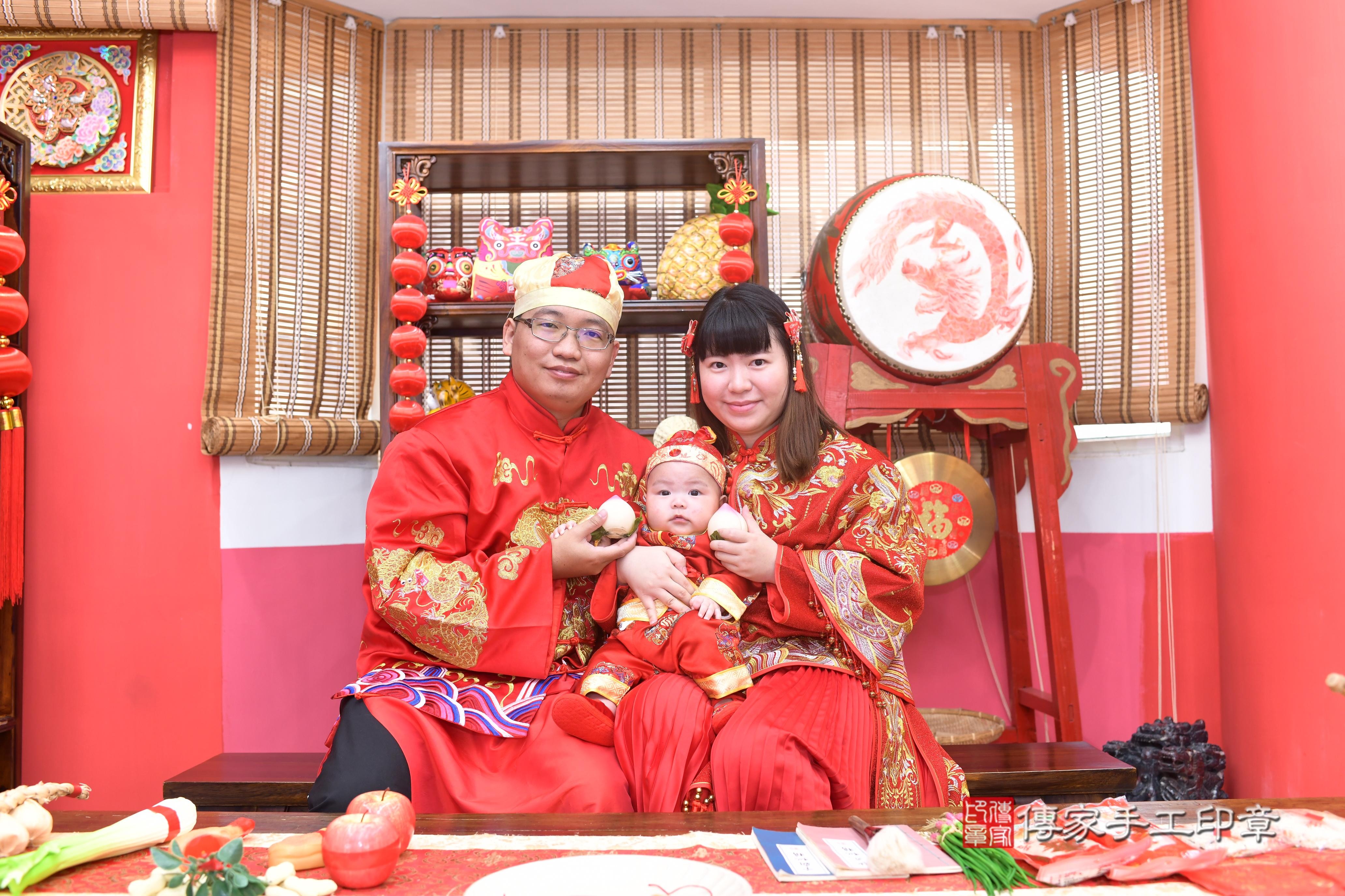 傳家手工印章高雄店、抓周、度脺、中國風會場、傳家嬰兒古禮、吉祥話、抓周道具物品24種、拍照。抓周證書。寶寶抓周、滿周歲、生日快樂、祝福