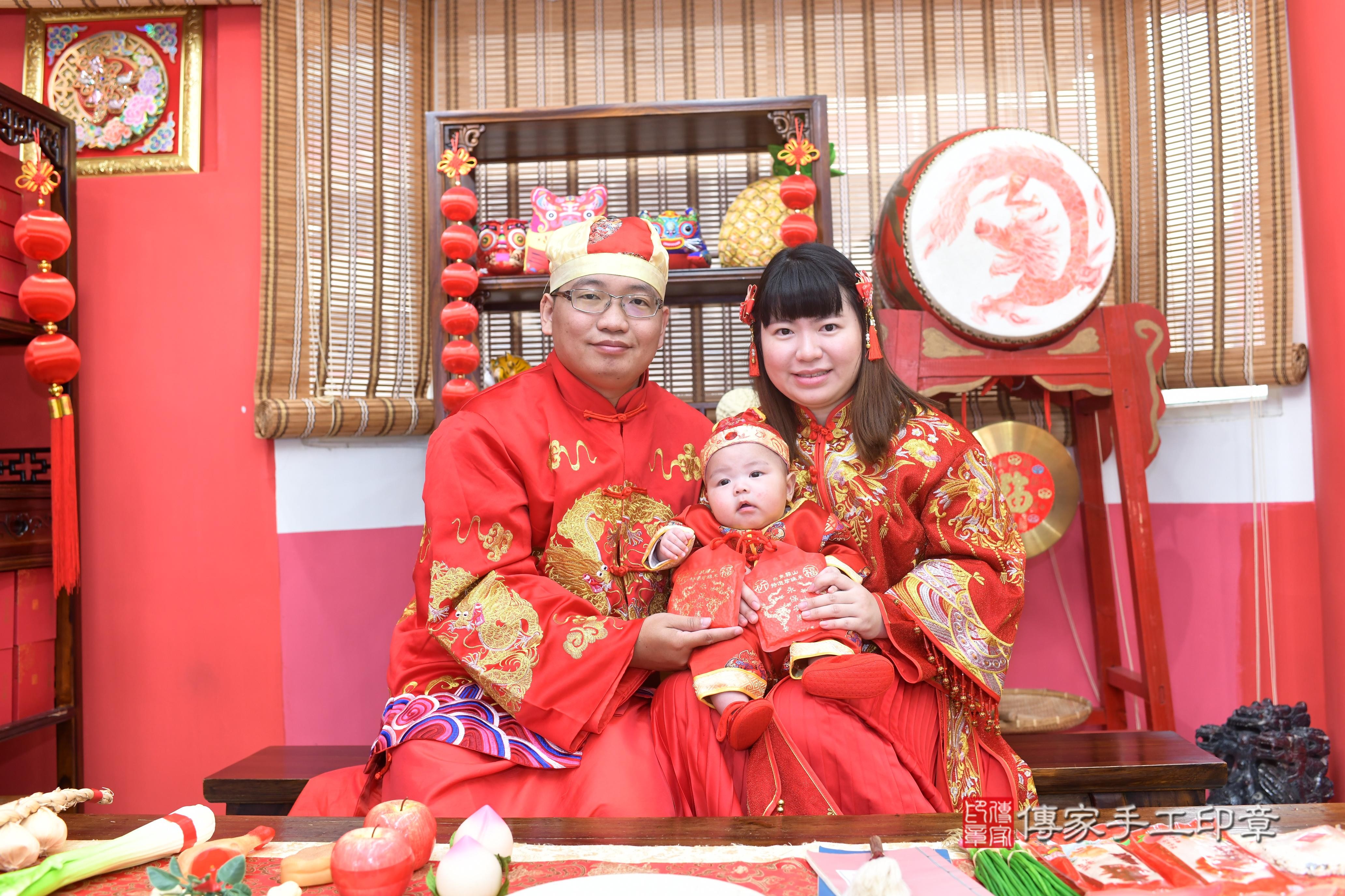 傳家手工印章高雄店、抓周、度脺、中國風會場、傳家嬰兒古禮、吉祥話、抓周道具物品24種、拍照。抓周證書。寶寶抓周、滿周歲、生日快樂、祝福