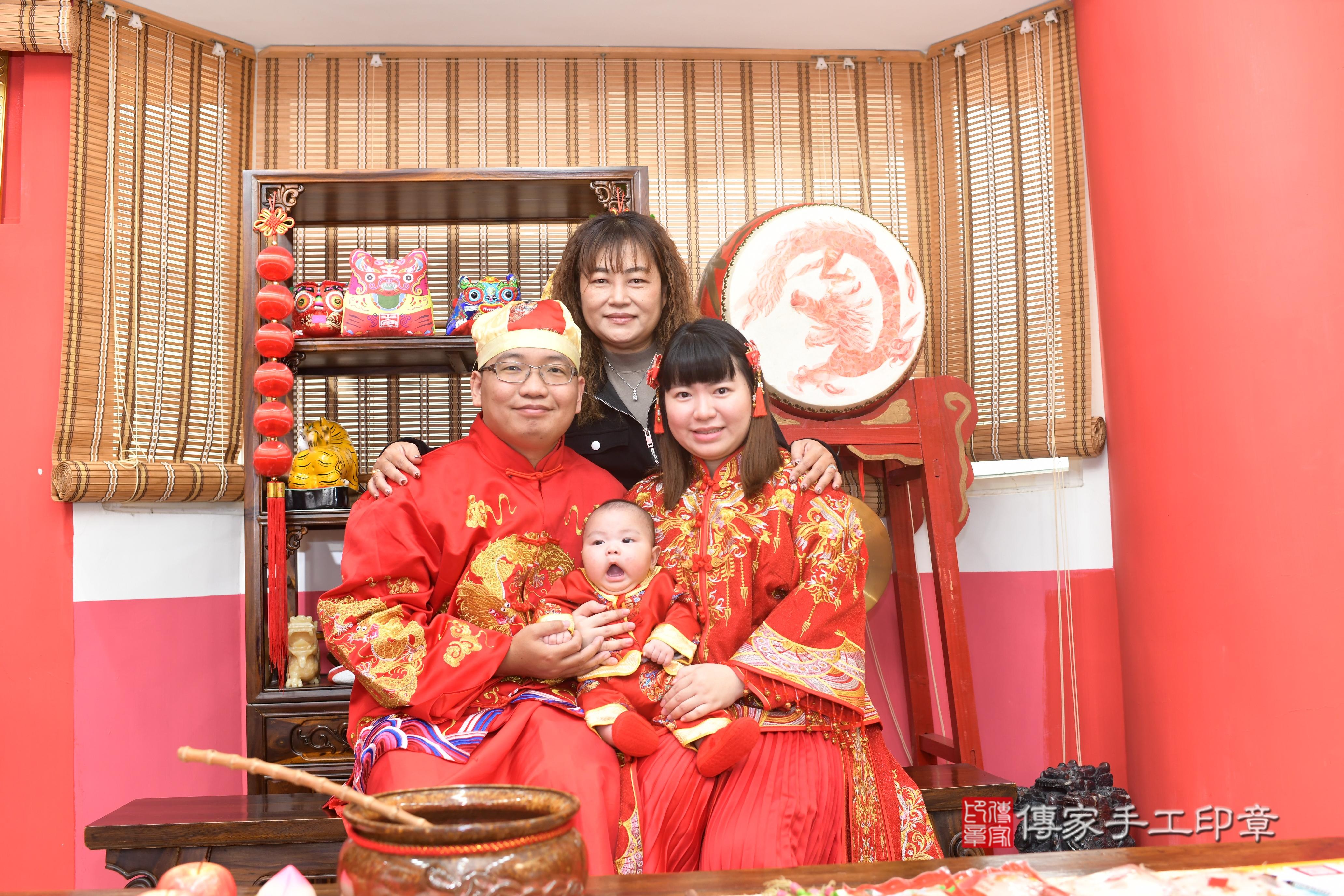 傳家手工印章高雄店、抓周、度脺、中國風會場、傳家嬰兒古禮、吉祥話、抓周道具物品24種、拍照。抓周證書。寶寶抓周、滿周歲、生日快樂、祝福
