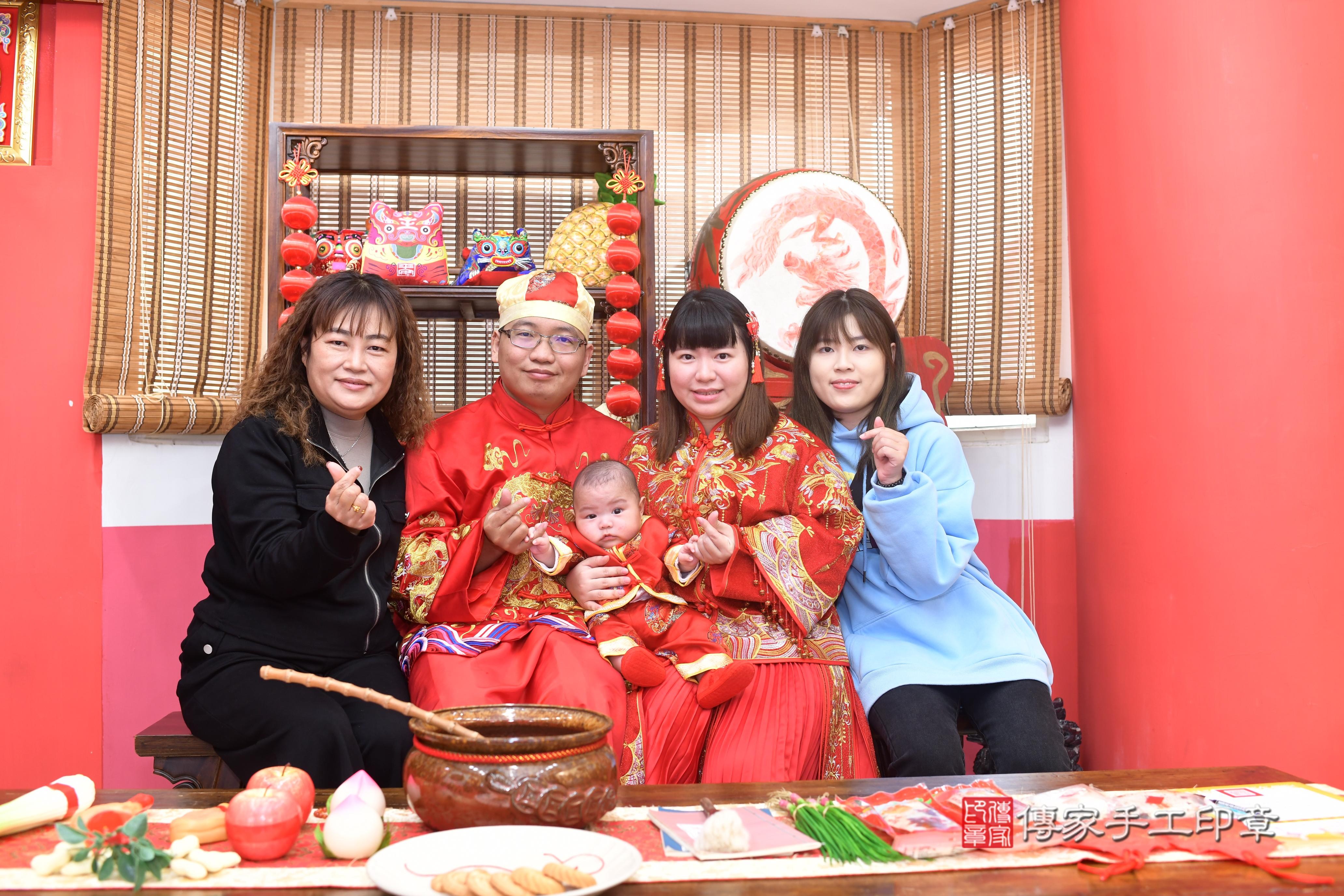 傳家手工印章高雄店、抓周、度脺、中國風會場、傳家嬰兒古禮、吉祥話、抓周道具物品24種、拍照。抓周證書。寶寶抓周、滿周歲、生日快樂、祝福