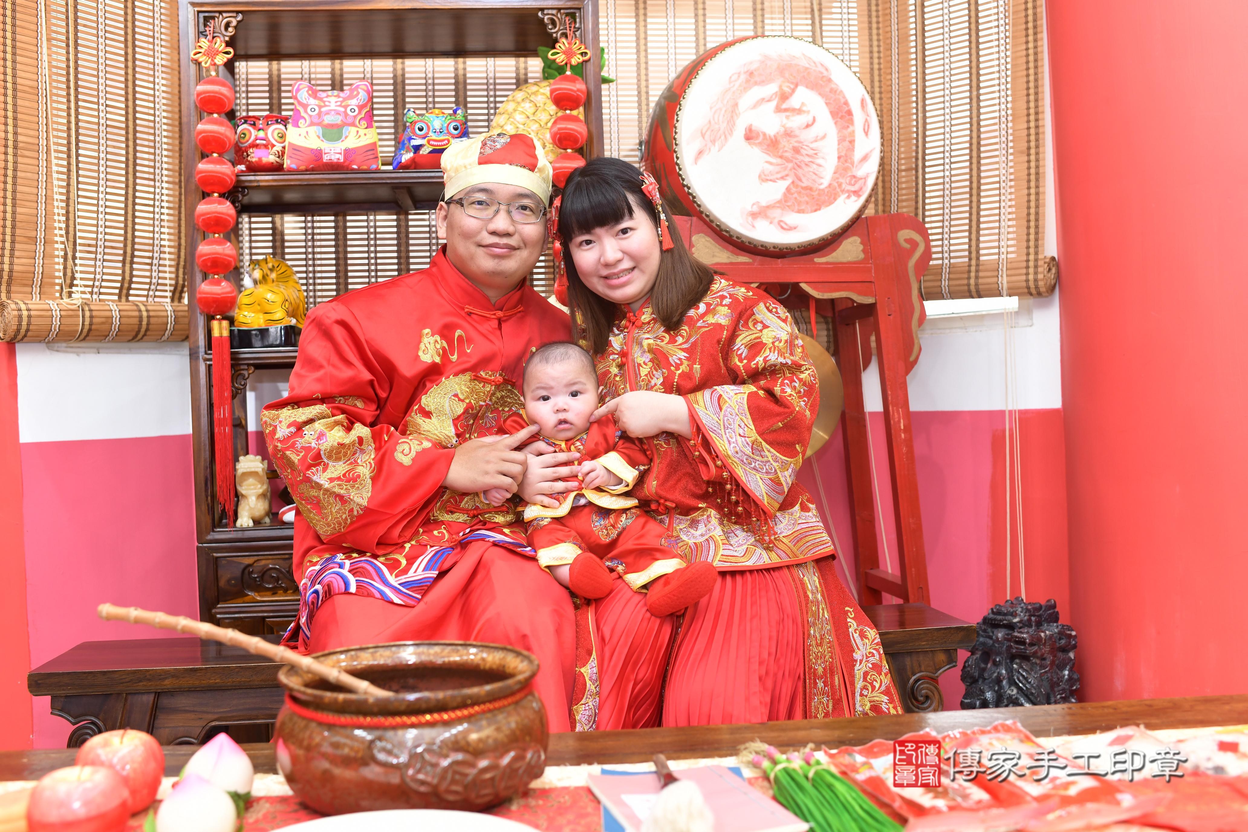 傳家手工印章高雄店、抓周、度脺、中國風會場、傳家嬰兒古禮、吉祥話、抓周道具物品24種、拍照。抓周證書。寶寶抓周、滿周歲、生日快樂、祝福