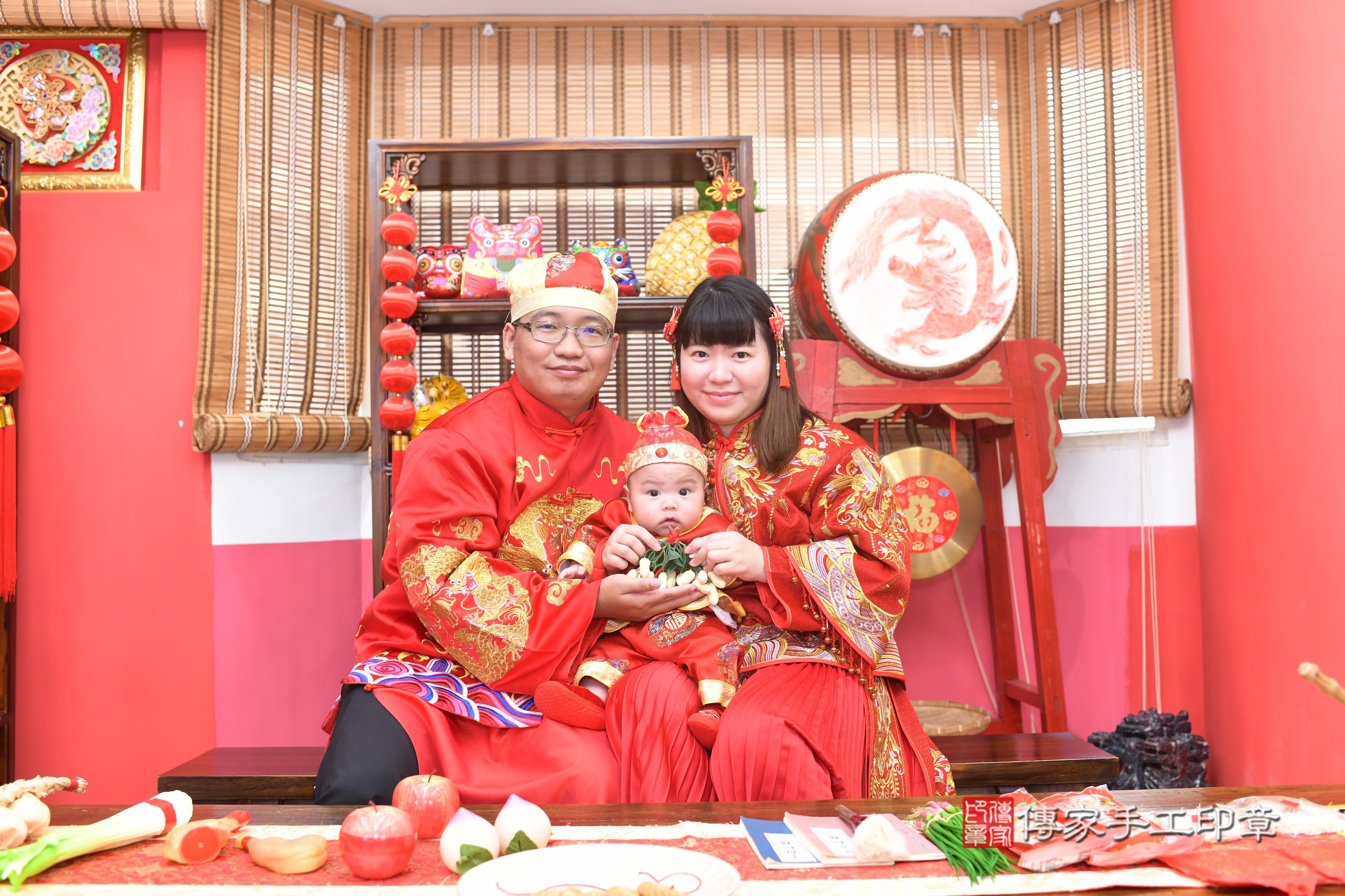 傳家手工印章高雄店、抓周、度脺、中國風會場、傳家嬰兒古禮、吉祥話、抓周道具物品24種、拍照。抓周證書。寶寶抓周、滿周歲、生日快樂、祝福
