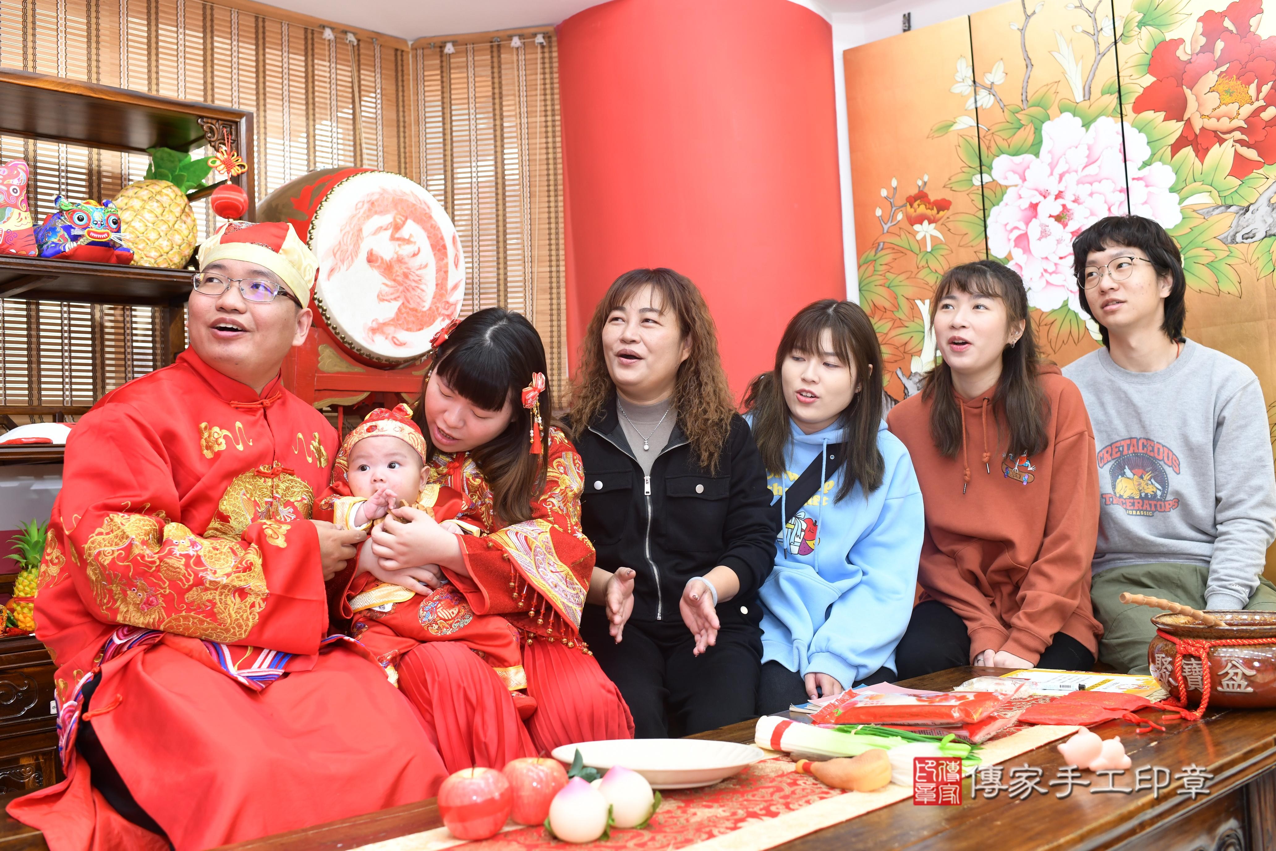 傳家手工印章高雄店、抓周、度脺、中國風會場、傳家嬰兒古禮、吉祥話、抓周道具物品24種、拍照。抓周證書。寶寶抓周、滿周歲、生日快樂、祝福