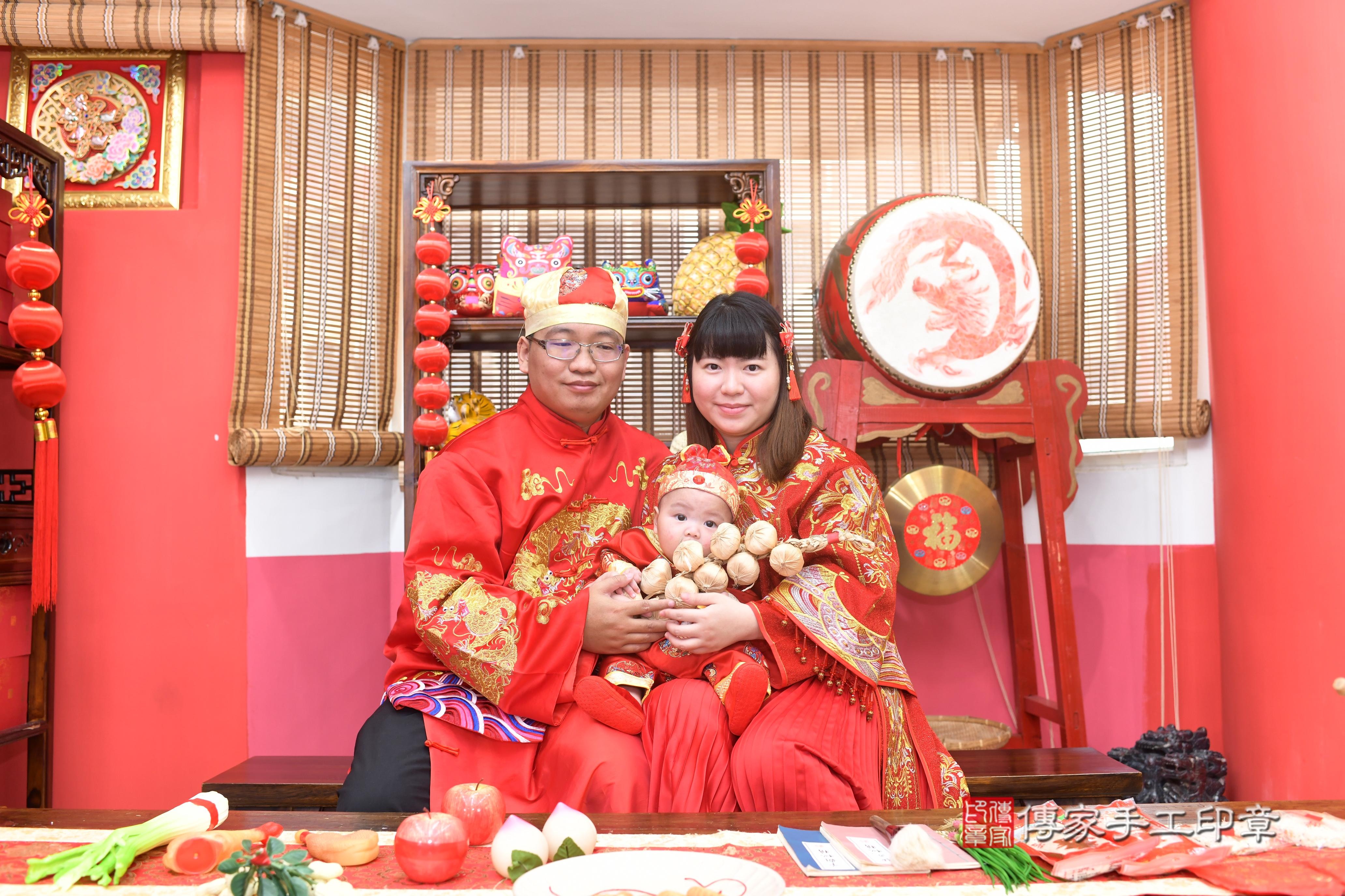 傳家手工印章高雄店、抓周、度脺、中國風會場、傳家嬰兒古禮、吉祥話、抓周道具物品24種、拍照。抓周證書。寶寶抓周、滿周歲、生日快樂、祝福