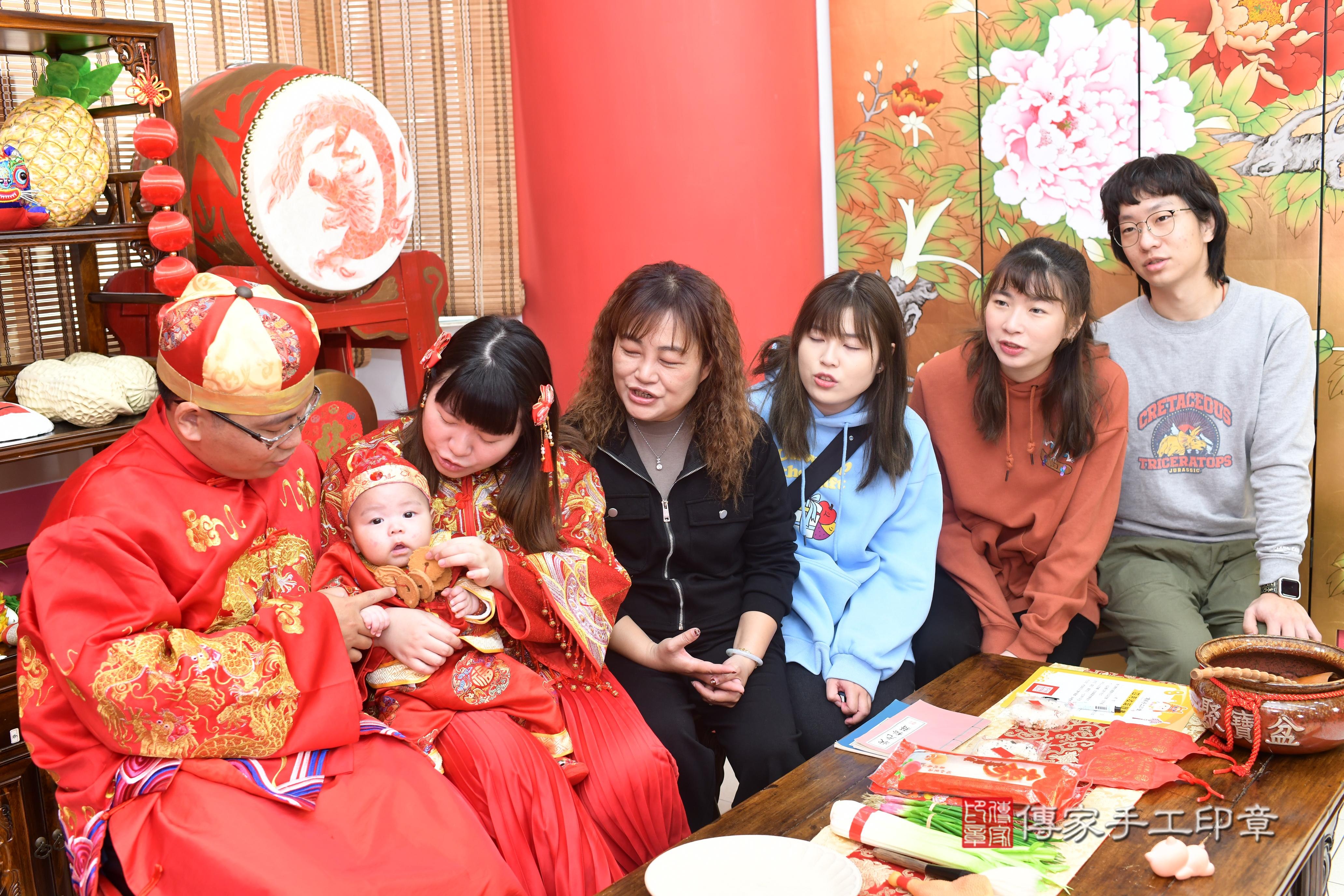 傳家手工印章高雄店、抓周、度脺、中國風會場、傳家嬰兒古禮、吉祥話、抓周道具物品24種、拍照。抓周證書。寶寶抓周、滿周歲、生日快樂、祝福