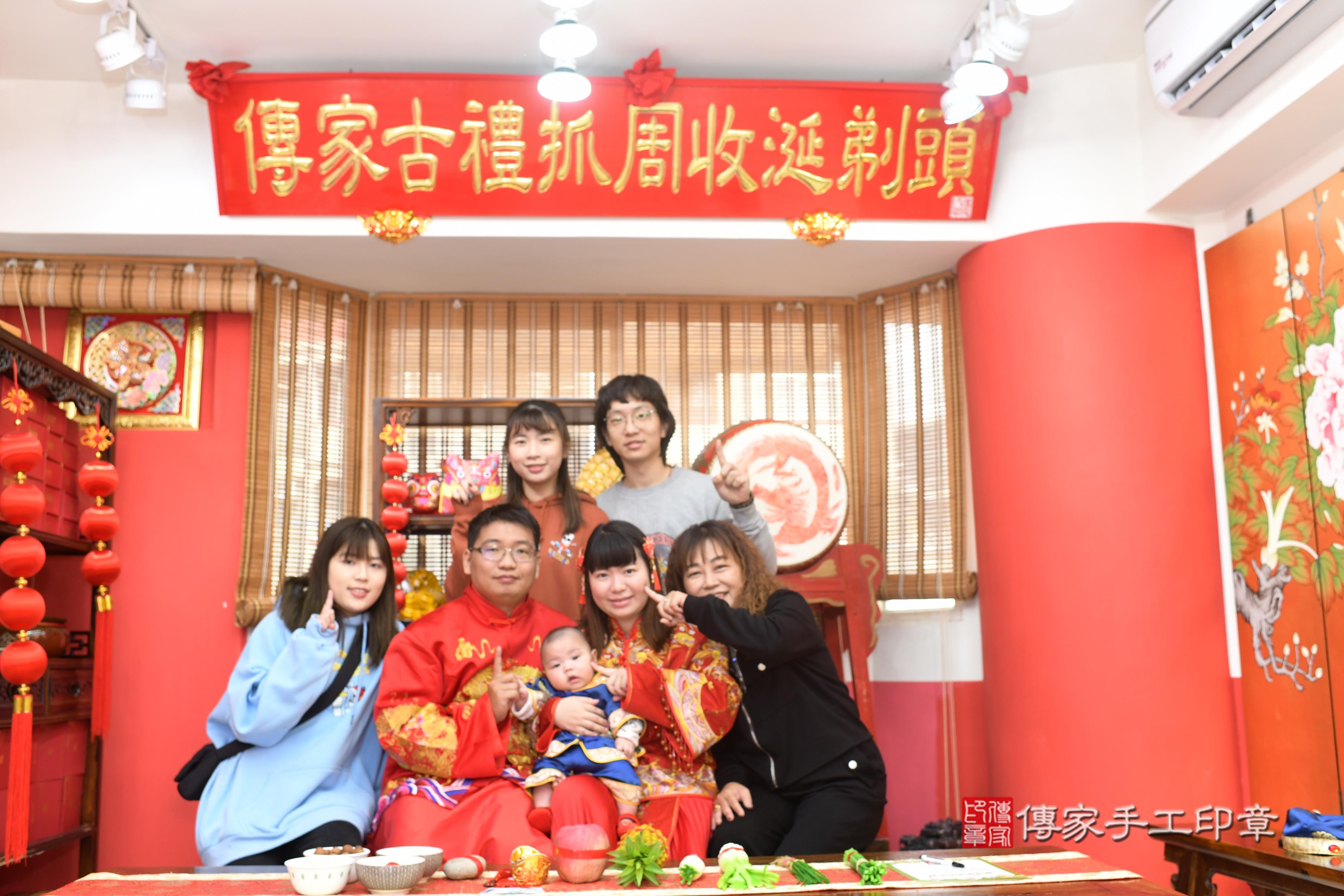 傳家手工印章高雄店、抓周、度脺、中國風會場、傳家嬰兒古禮、吉祥話、抓周道具物品24種、拍照。抓周證書。寶寶抓周、滿周歲、生日快樂、祝福
