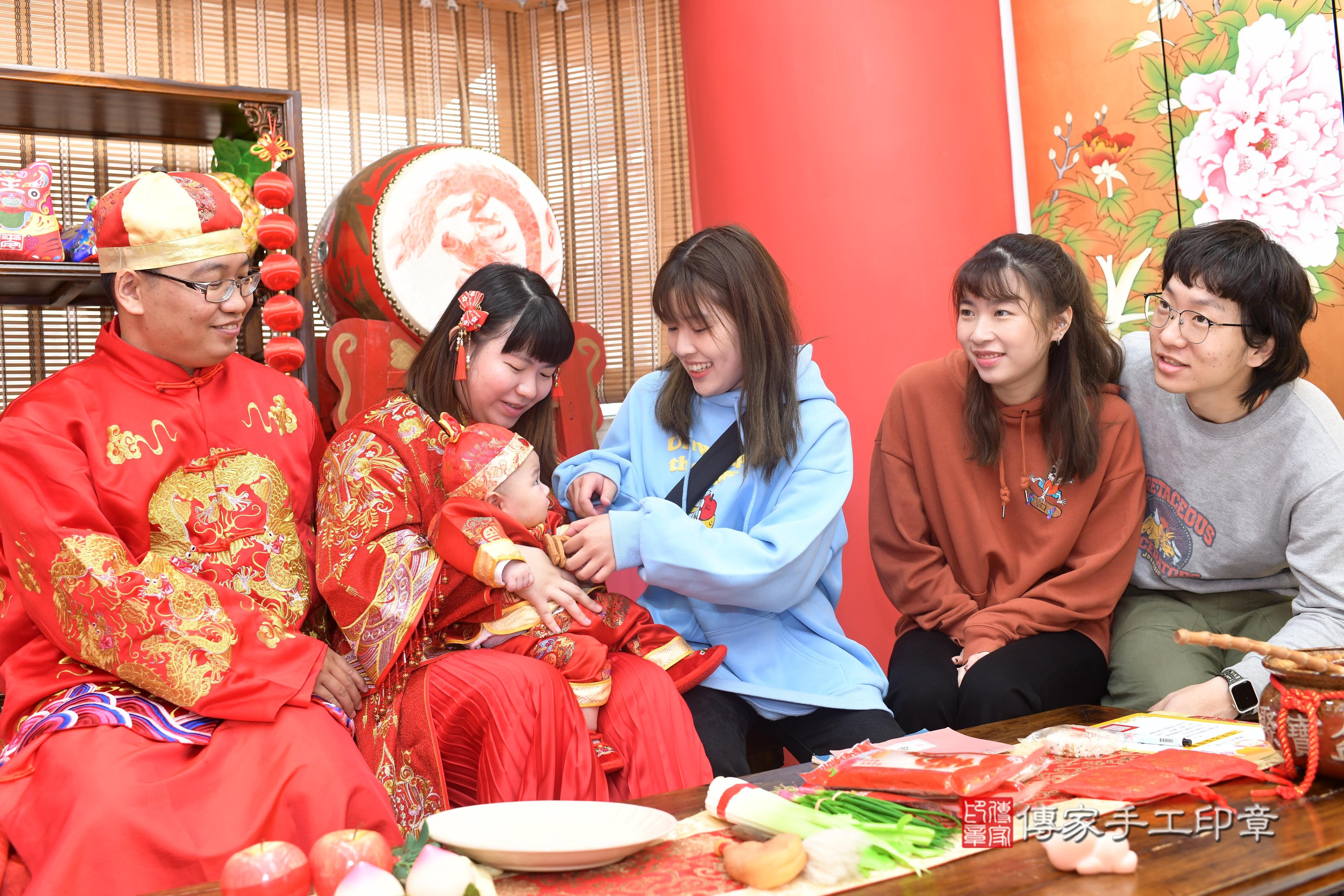 傳家手工印章高雄店、抓周、度脺、中國風會場、傳家嬰兒古禮、吉祥話、抓周道具物品24種、拍照。抓周證書。寶寶抓周、滿周歲、生日快樂、祝福