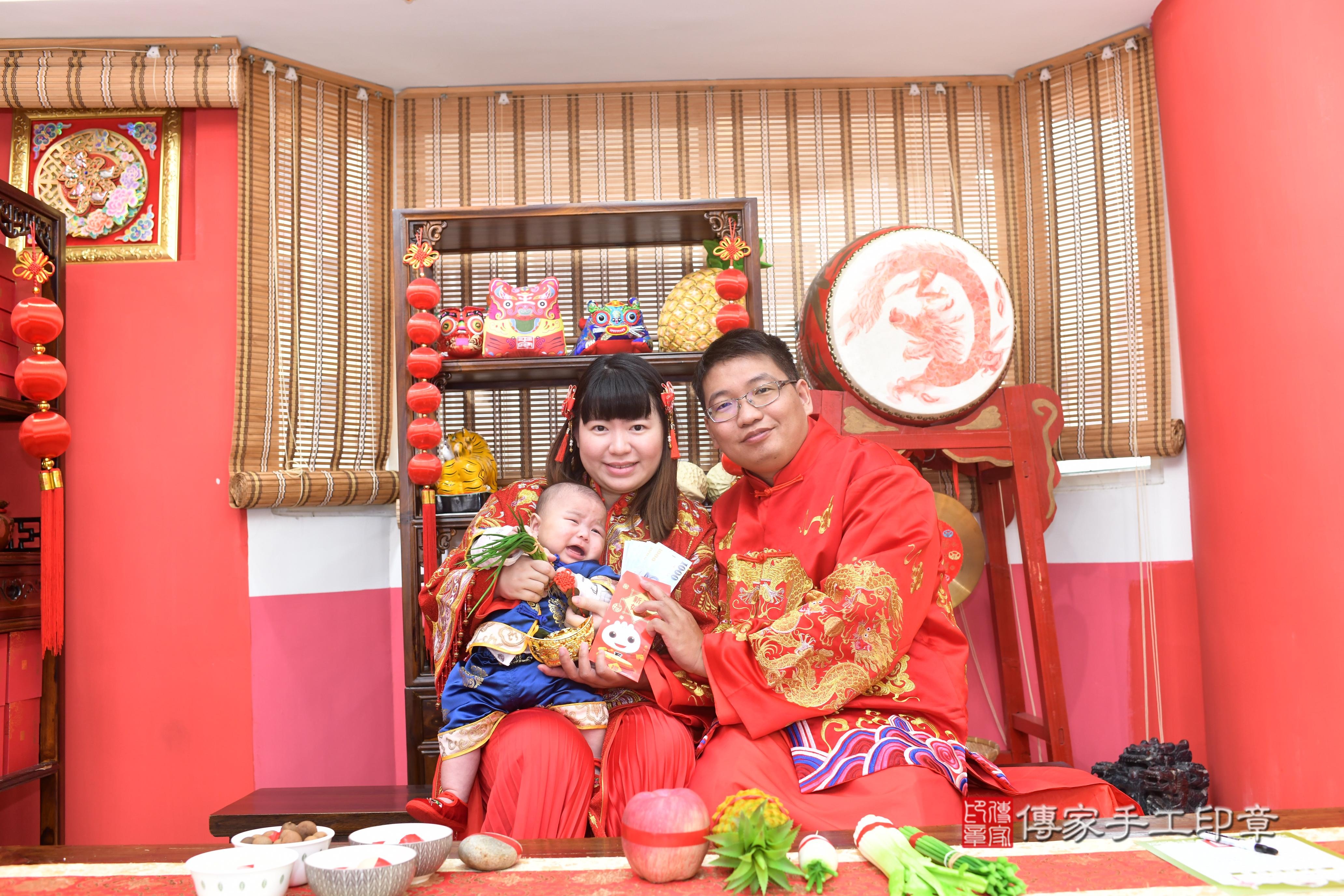 傳家手工印章高雄店、抓周、度脺、中國風會場、傳家嬰兒古禮、吉祥話、抓周道具物品24種、拍照。抓周證書。寶寶抓周、滿周歲、生日快樂、祝福