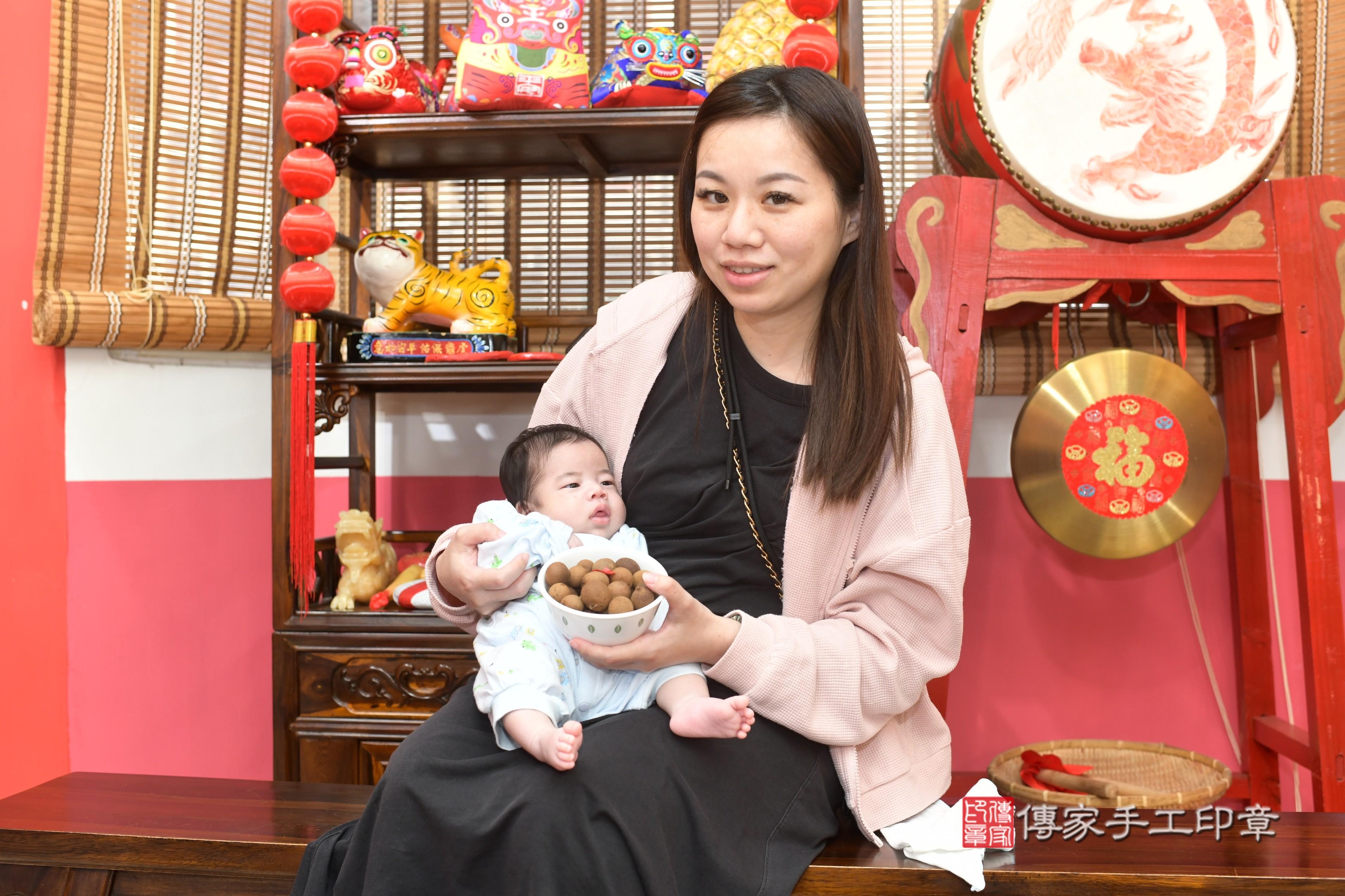 傳家手工印章高雄店、抓周、度脺、中國風會場、傳家嬰兒古禮、吉祥話、抓周道具物品24種、拍照。抓周證書。寶寶抓周、滿周歲、生日快樂、祝福