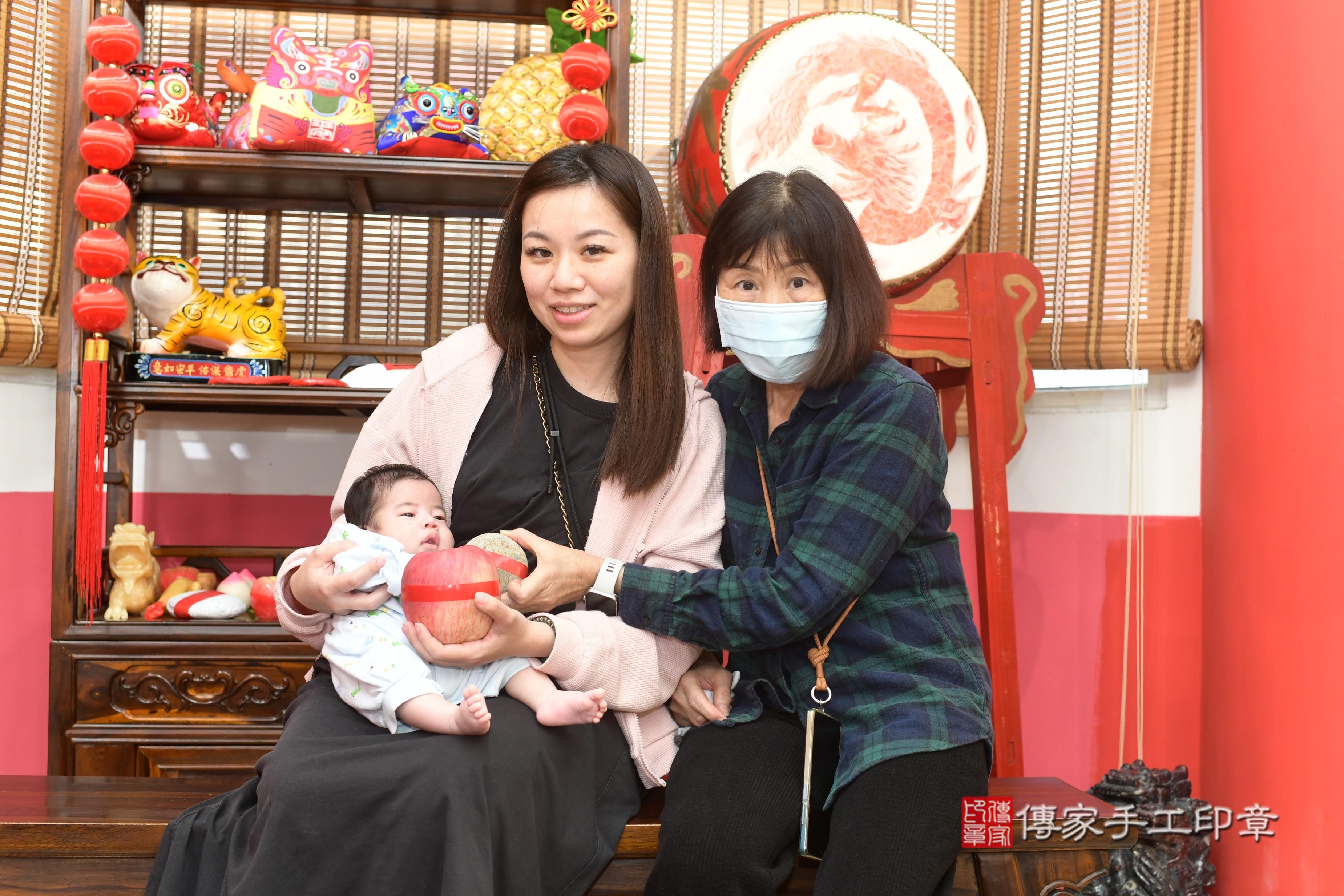 傳家手工印章高雄店、抓周、度脺、中國風會場、傳家嬰兒古禮、吉祥話、抓周道具物品24種、拍照。抓周證書。寶寶抓周、滿周歲、生日快樂、祝福