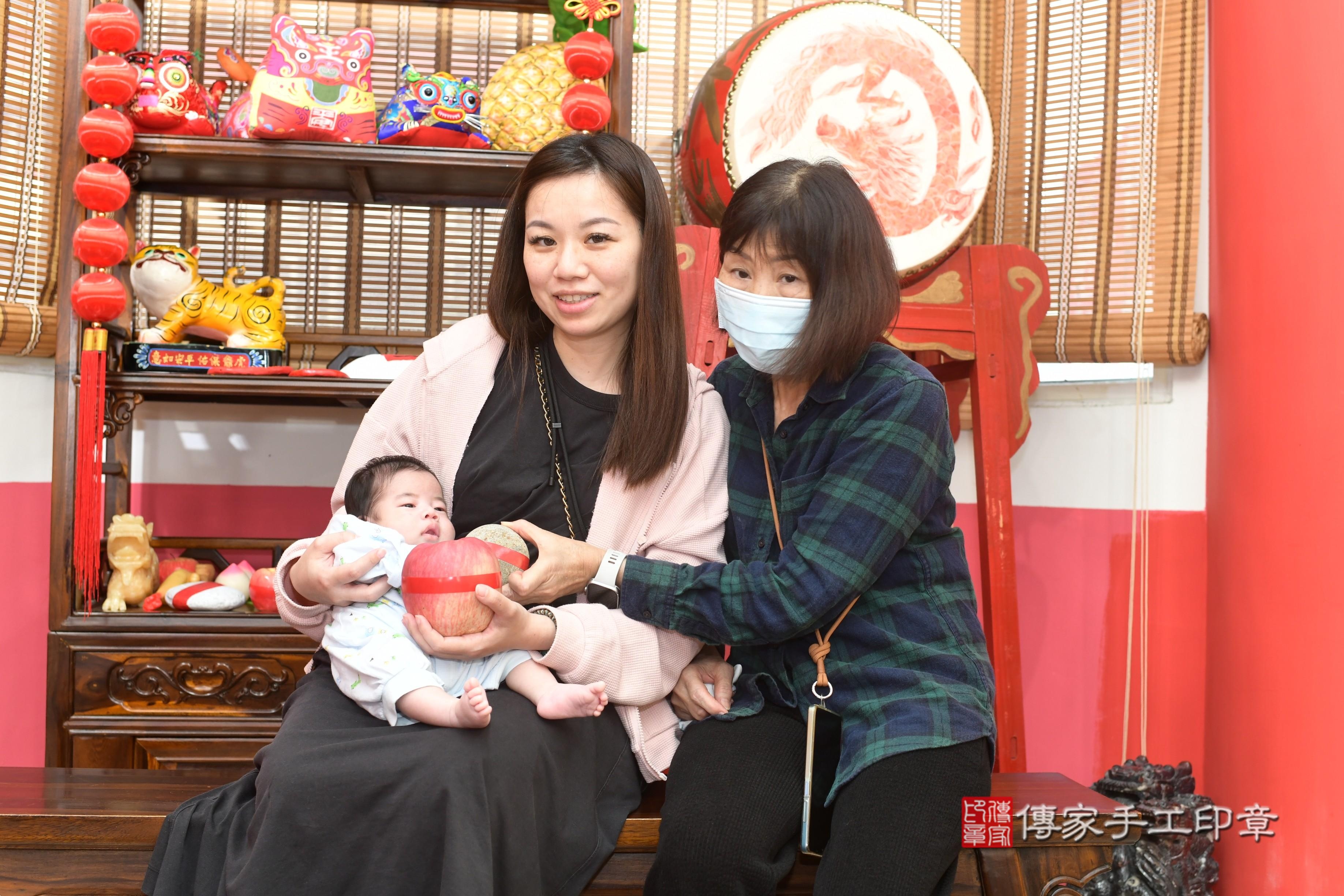 傳家手工印章高雄店、抓周、度脺、中國風會場、傳家嬰兒古禮、吉祥話、抓周道具物品24種、拍照。抓周證書。寶寶抓周、滿周歲、生日快樂、祝福