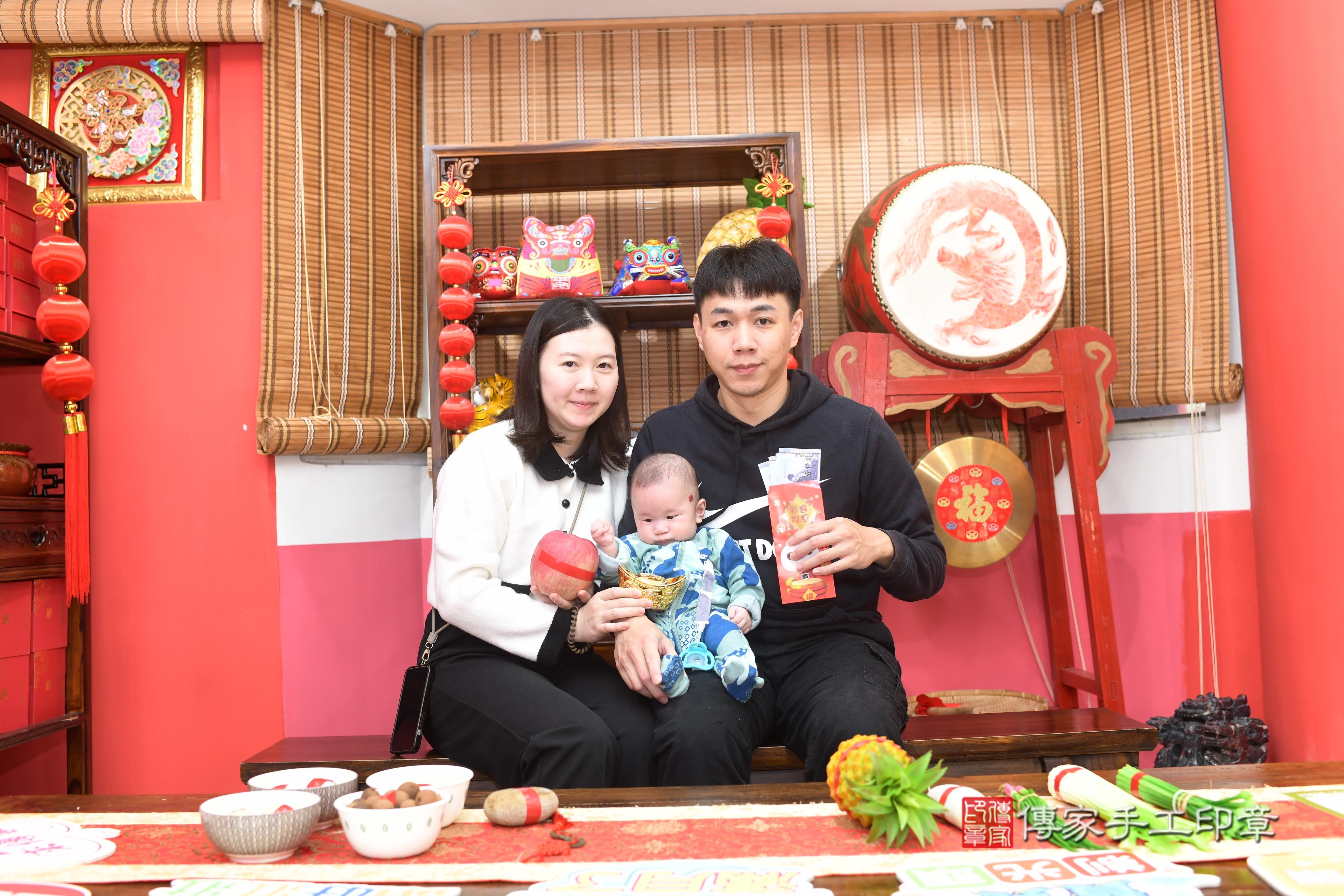 傳家手工印章高雄店、抓周、度脺、中國風會場、傳家嬰兒古禮、吉祥話、抓周道具物品24種、拍照。抓周證書。寶寶抓周、滿周歲、生日快樂、祝福