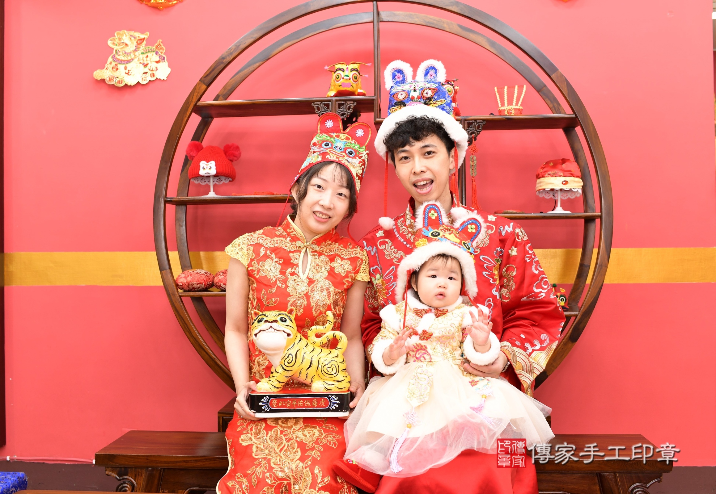 新北市永和區晞晞寶寶抓周推薦：傳家新北店抓周度脺中國風會場，嬰兒古禮抓周流程儀式吉祥話、抓周道具物品24種、拍照。抓周證書。2025.3.2，照片12