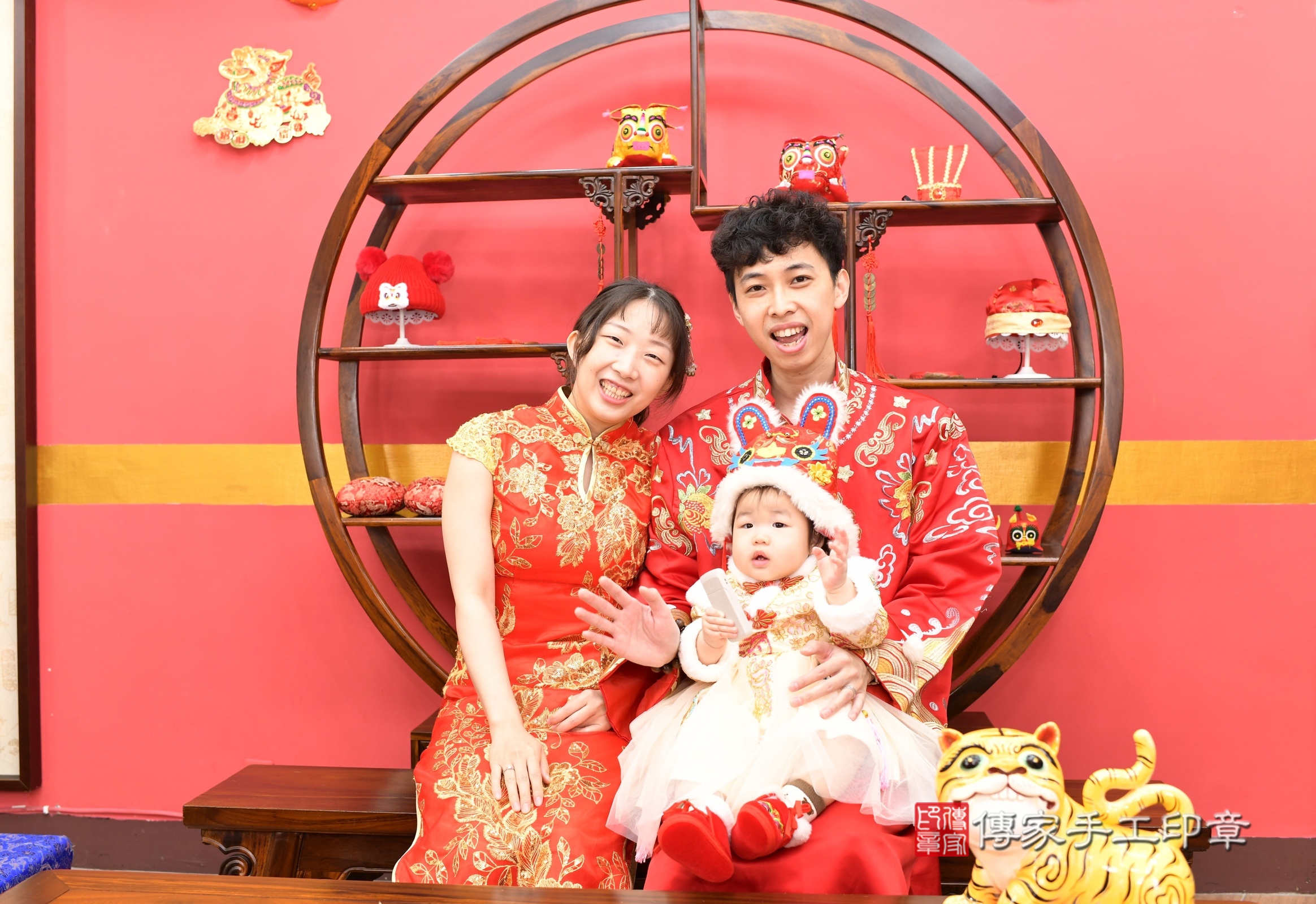 新北市永和區晞晞寶寶抓周推薦：傳家新北店抓周度脺中國風會場，嬰兒古禮抓周流程儀式吉祥話、抓周道具物品24種、拍照。抓周證書。2025.3.2，照片11