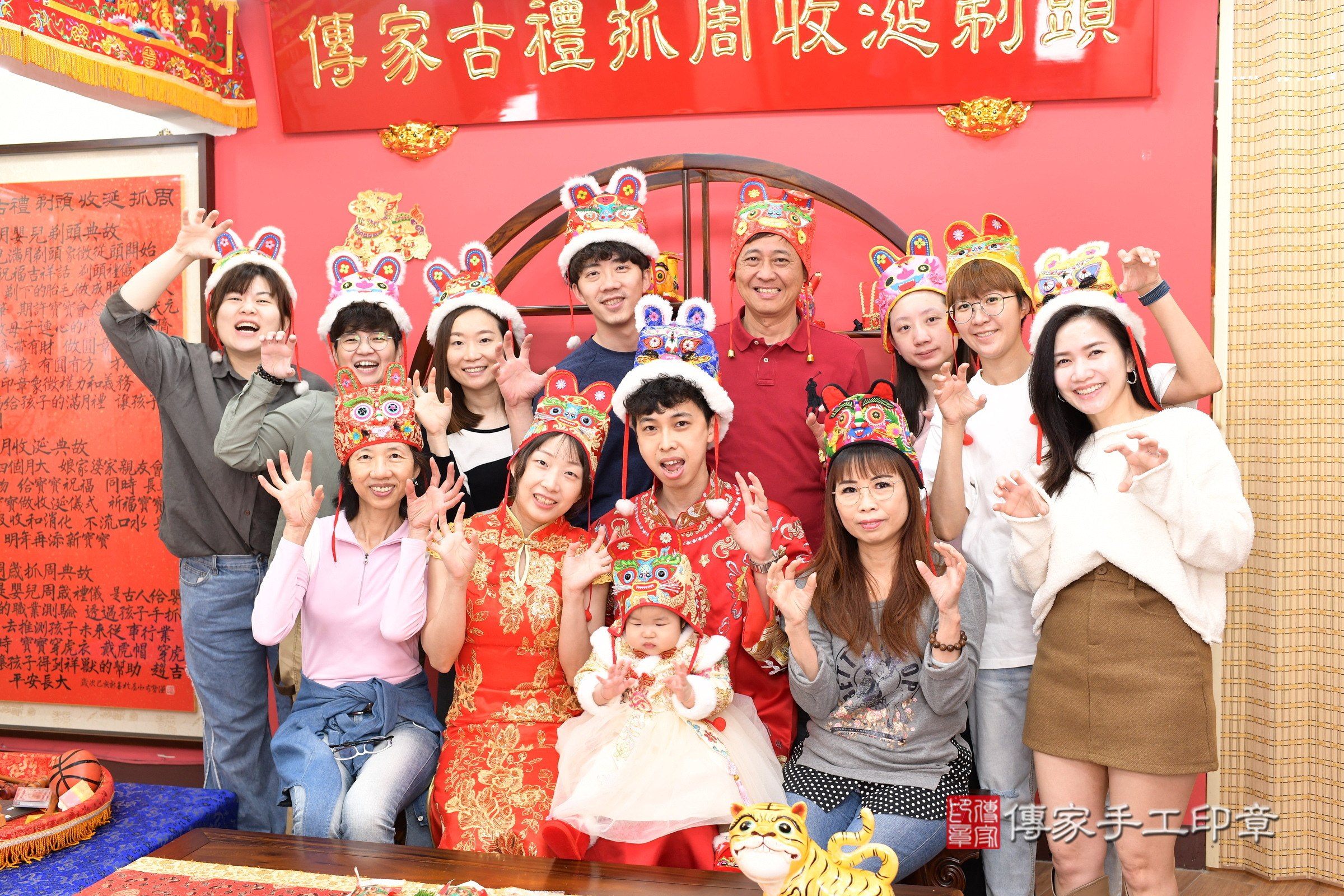 新北市永和區晞晞寶寶抓周推薦：傳家新北店抓周度脺中國風會場，嬰兒古禮抓周流程儀式吉祥話、抓周道具物品24種、拍照。抓周證書。2025.3.2，照片14