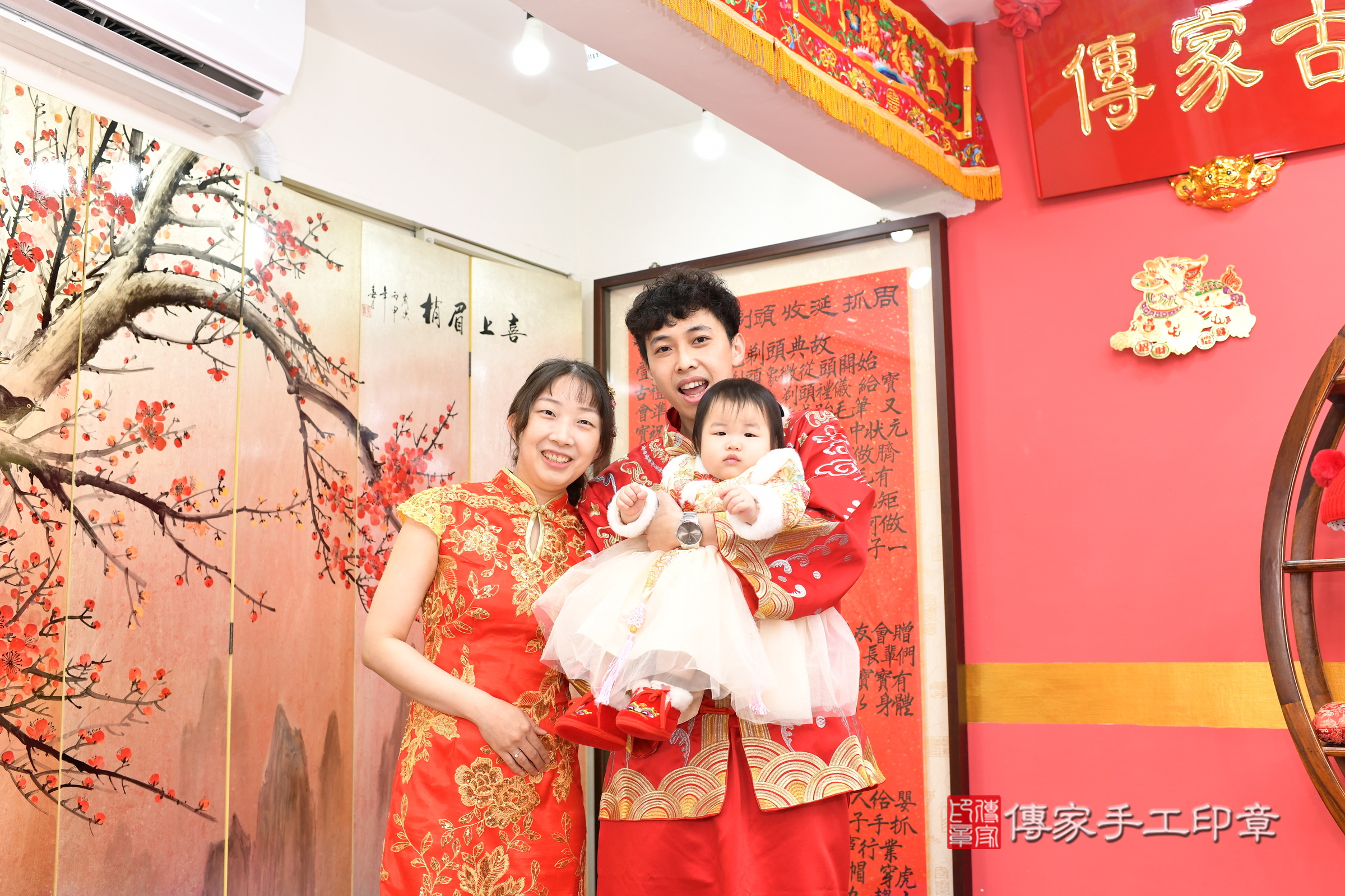 新北市永和區晞晞寶寶抓周推薦：傳家新北店抓周度脺中國風會場，嬰兒古禮抓周流程儀式吉祥話、抓周道具物品24種、拍照。抓周證書。2025.3.2，照片2