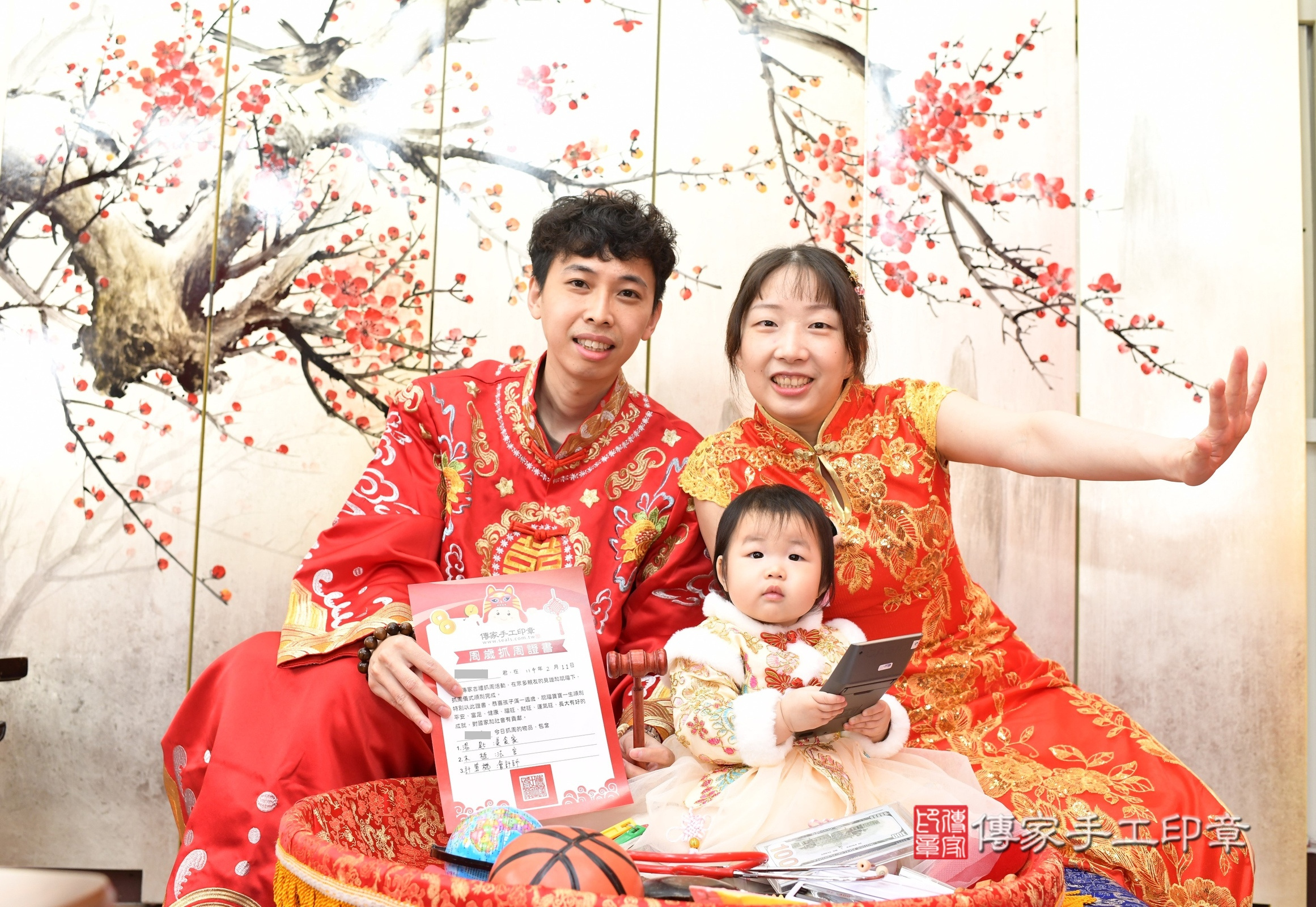 新北市永和區晞晞寶寶抓周推薦：傳家新北店抓周度脺中國風會場，嬰兒古禮抓周流程儀式吉祥話、抓周道具物品24種、拍照。抓周證書。2025.3.2，照片13